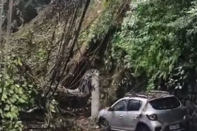 Deslizamento de terra interdita acesso à comunidades do Leme