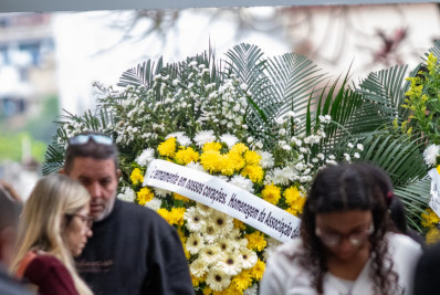 Familiares e amigos se despedem de irmãs mortas em desabamento na Ilha
