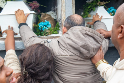 Familiares e amigos se despedem de irmãs mortas em desabamento na Ilha