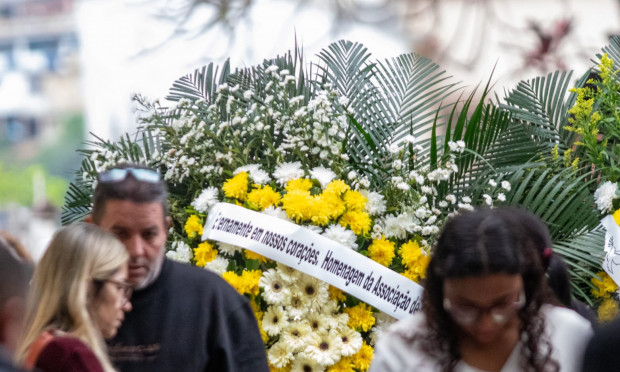 Familiares e amigos se despedem de irmãs vítimas de desabamento na Ilha