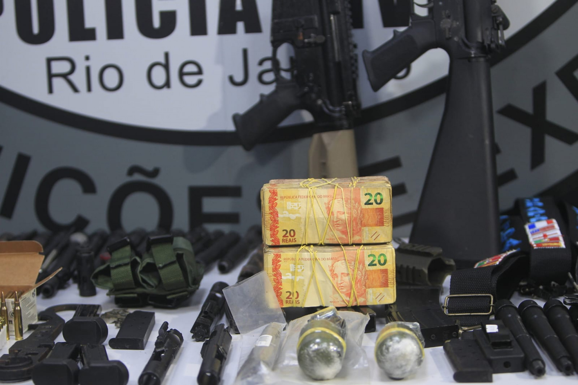 Cerca de R$ 20 mil em esp&eacute;cie foram apreendidos na opera&ccedil;&atilde;o
