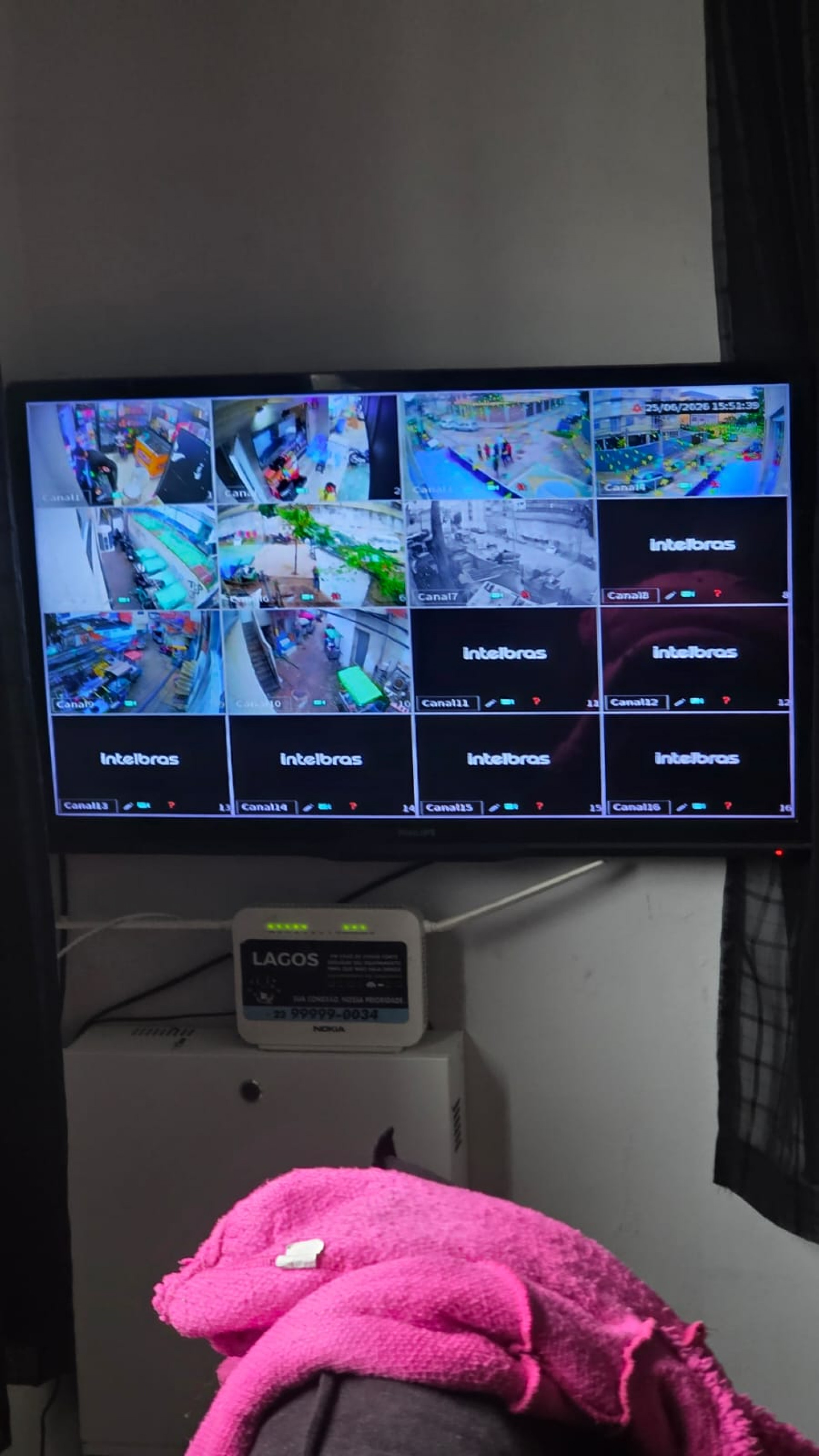 Mãe e filho foram encontrados em central clandestina de monitoramento - Reprodução