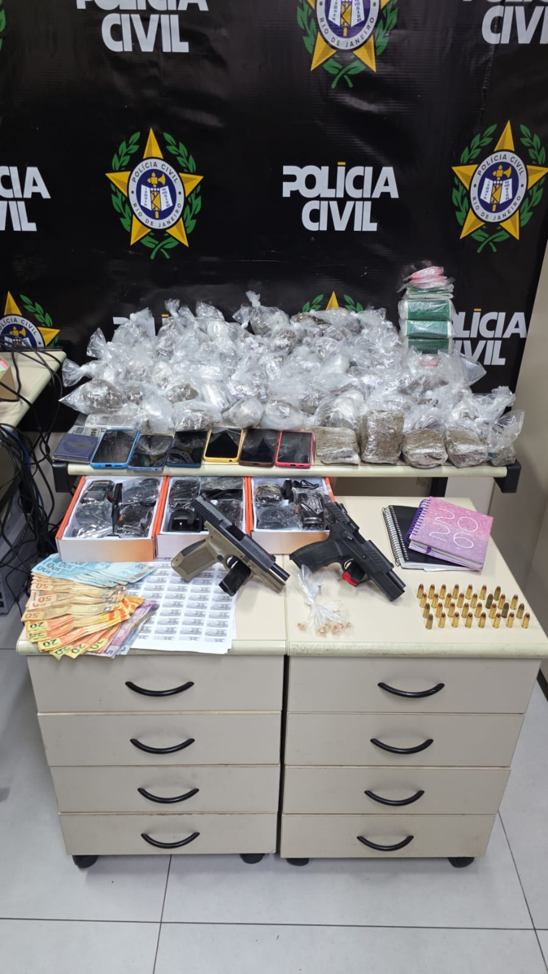 Armas e drogas foram encontradas na central de monitoramento - Reprodu&ccedil;&atilde;o