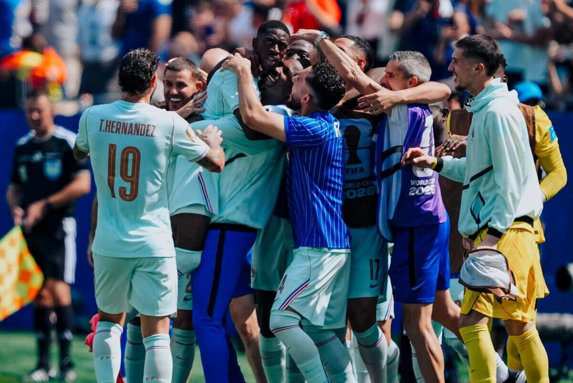 Demb&eacute;l&eacute; faz hat-trick, Fran&ccedil;a goleia a Noruega e sai do caminho do Brasil