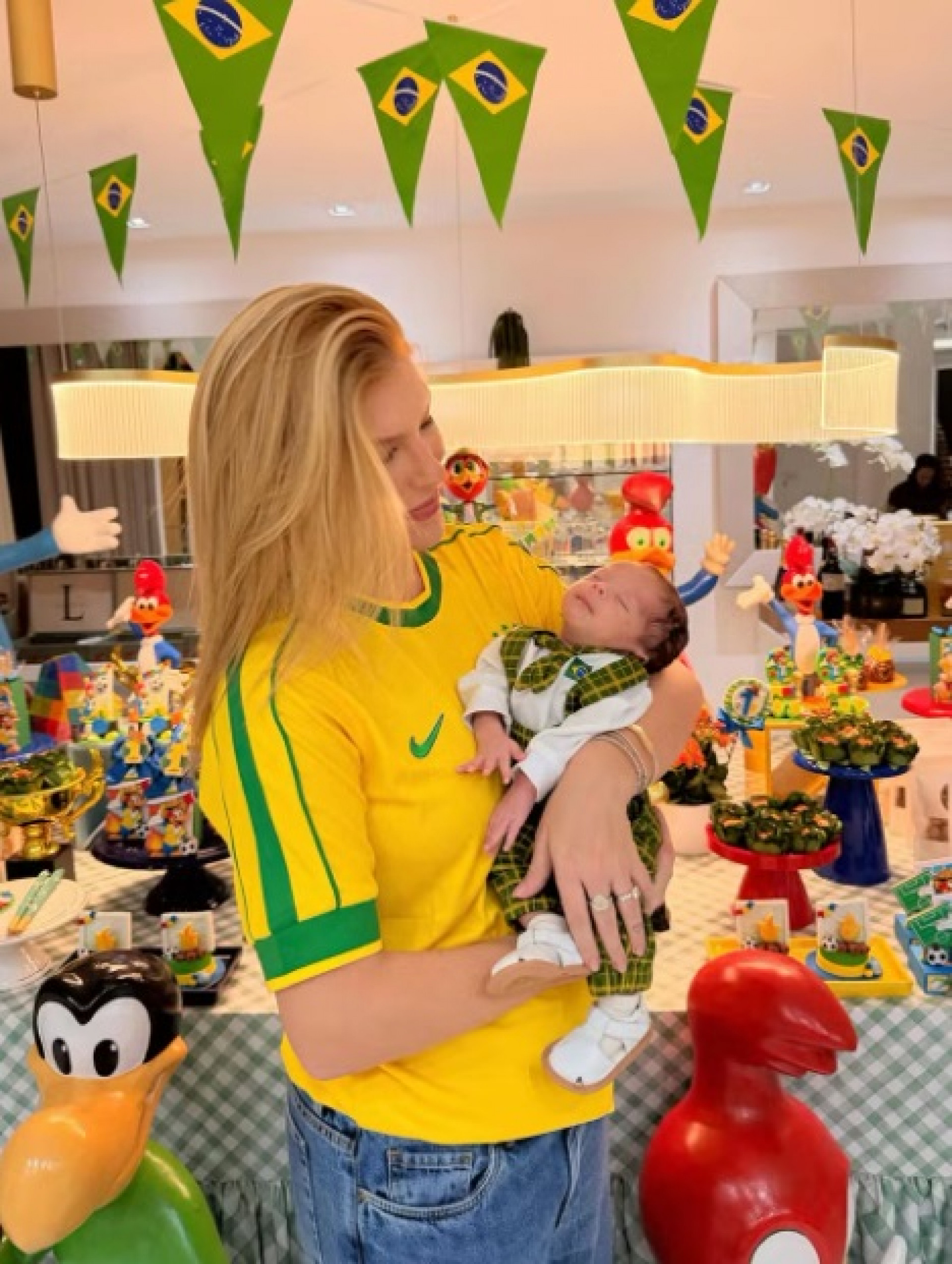 Lore Improta comemora primeiro mês de Levi com festa que mistura São João, Copa e Pica-Pau