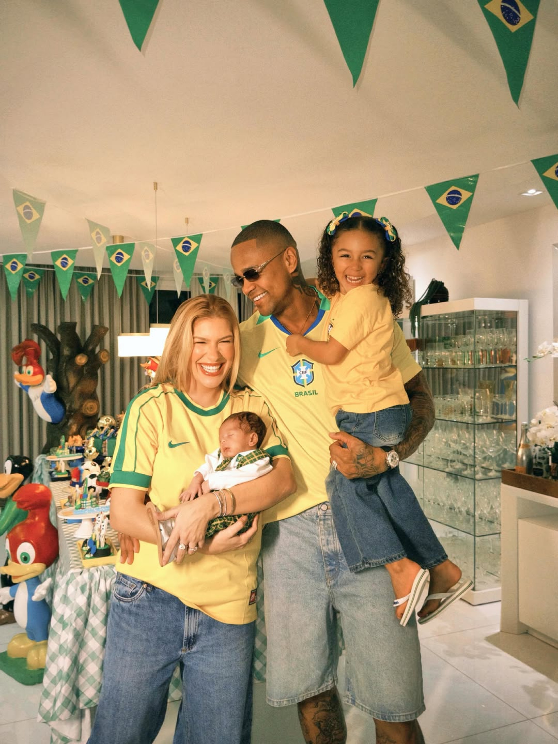 Lore Improta comemora primeiro mês de Levi com festa que mistura São João, Copa e Pica-Pau
