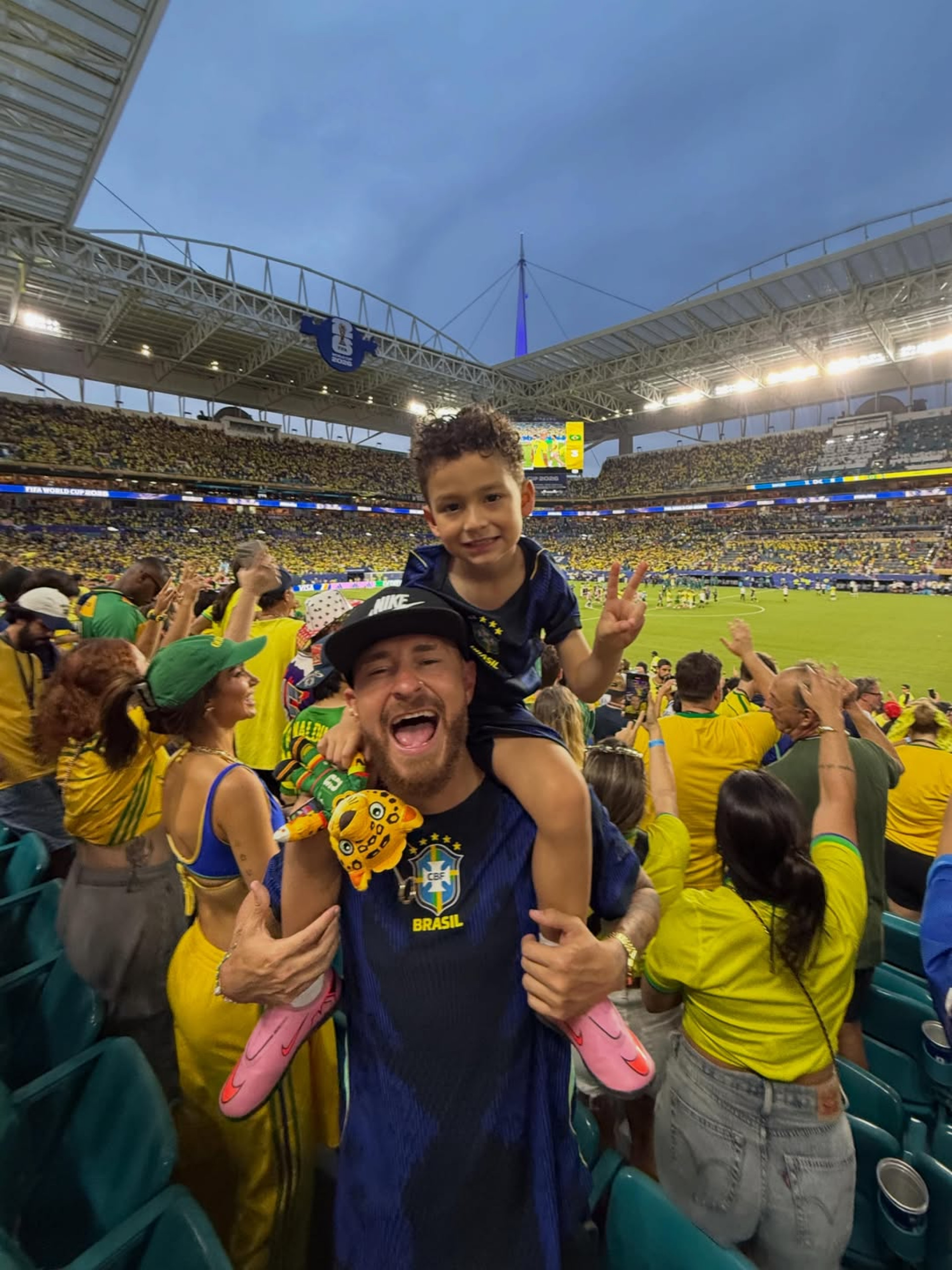 Fred Bruno assistiu jogo do Brasil na Copa do Mundo com o filho, Cris - Reprodução / Instagram