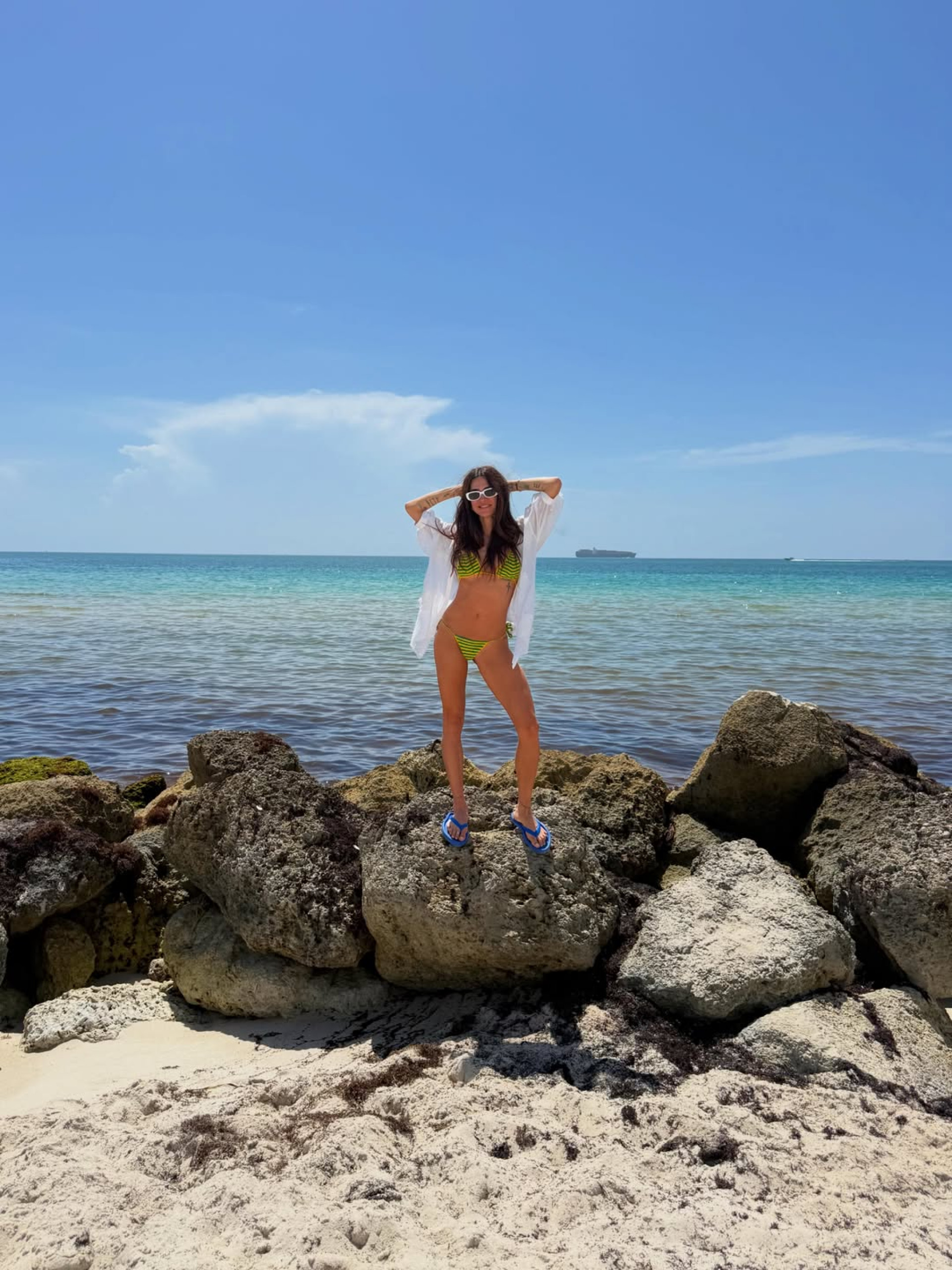 Thaila Ayala posa para cliques em praia nos EUA - Reprodução / Instagram