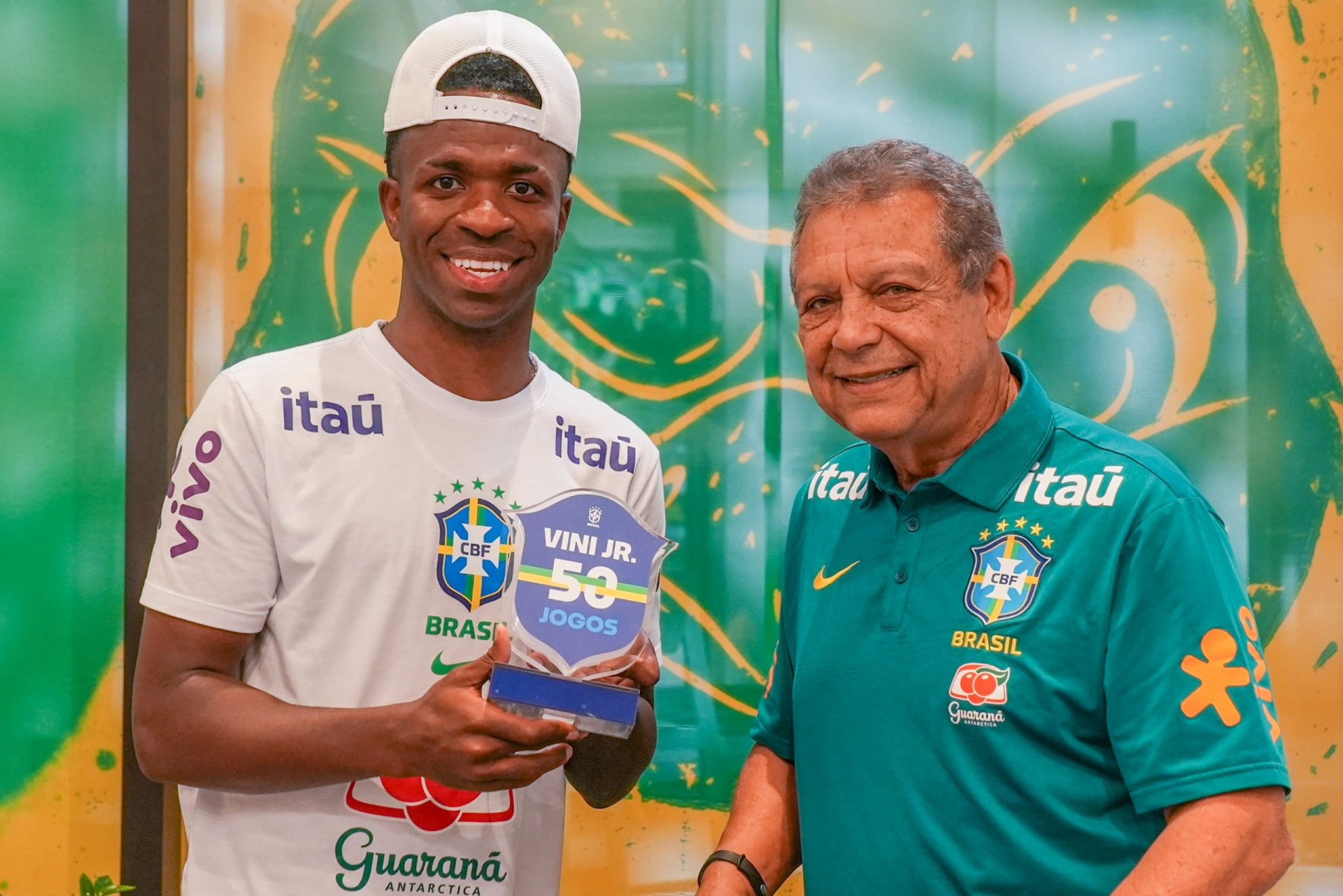 Vini Jr recebe homenagem da CBF por alcançar marca com a Seleção