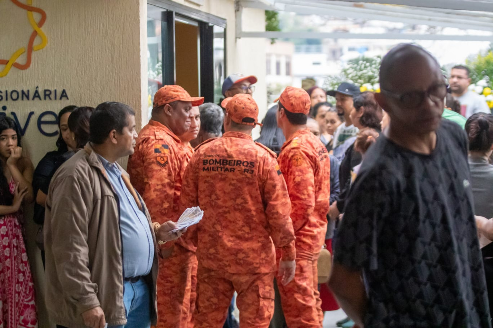 Bombeiros que participaram do resgate participaram da cerim&ocirc;nia de despedida  - &Eacute;rica Martin / Ag&ecirc;ncia O Dia