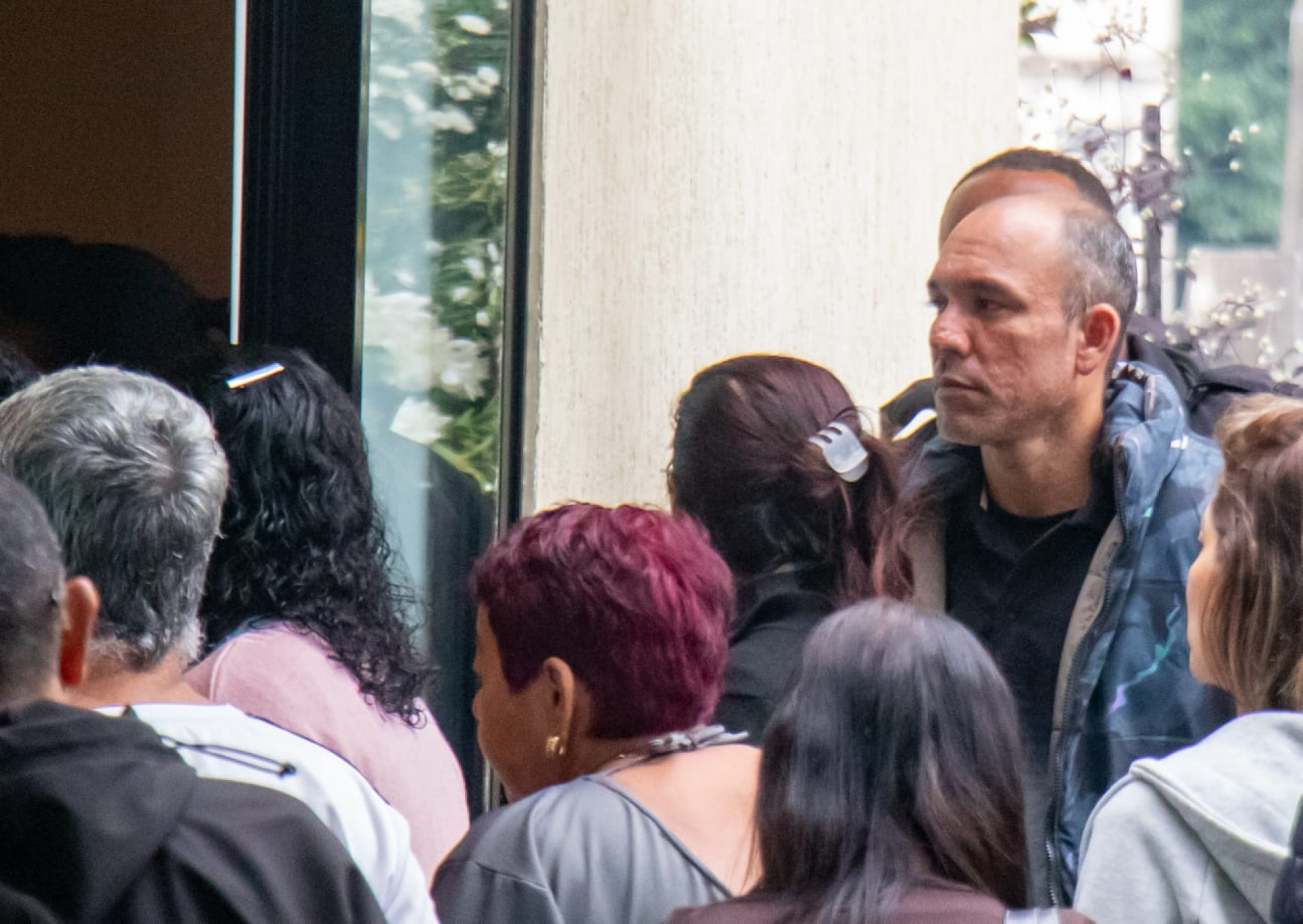 Anderson Mello, pai das meninas, foi consolado por amigos e parentes - Érica Martin / Agência O Dia