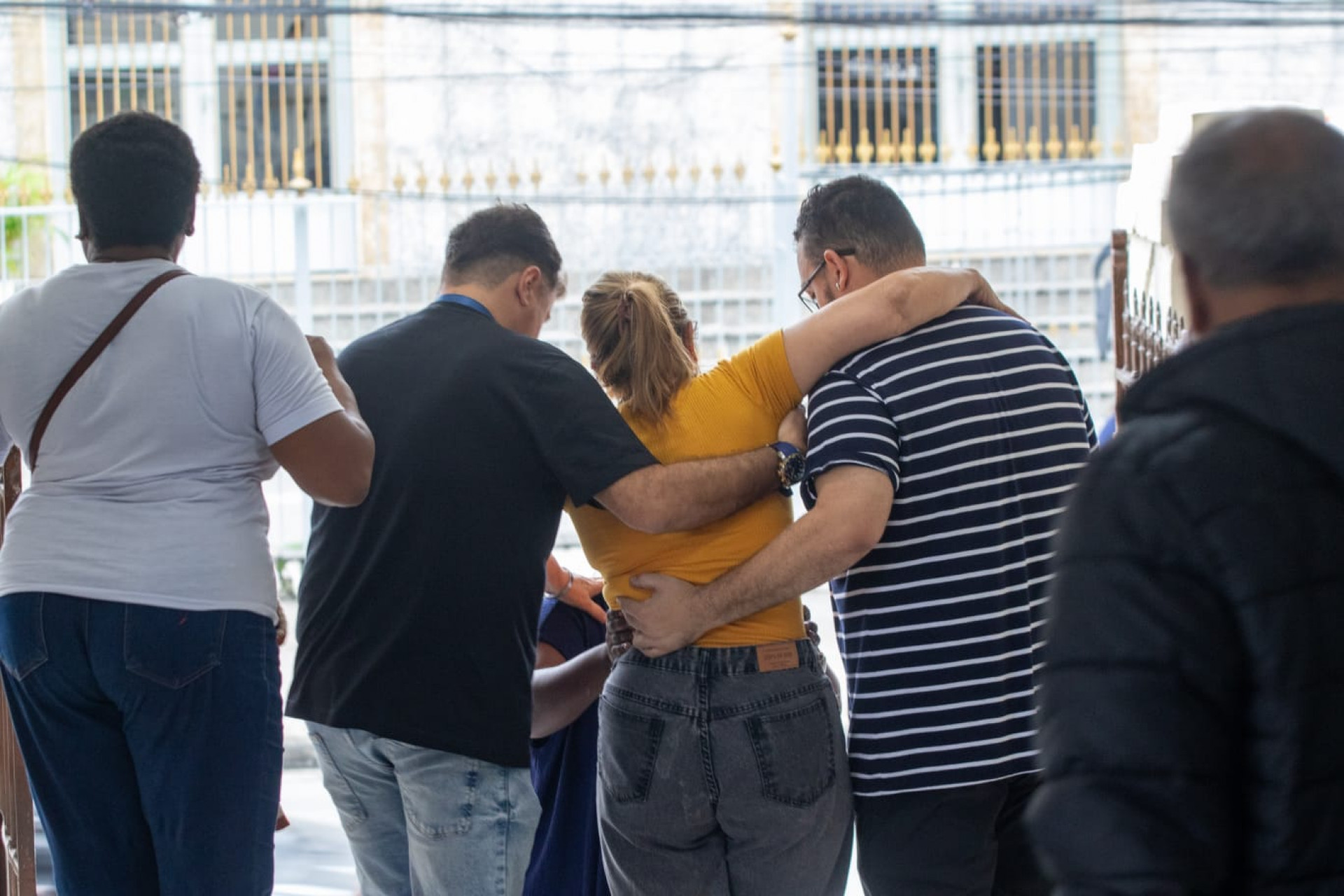 Tristeza e comoção marcam despedida das irmãs mortas em desabamento na Ilha - Érica Martin / Agência O Dia