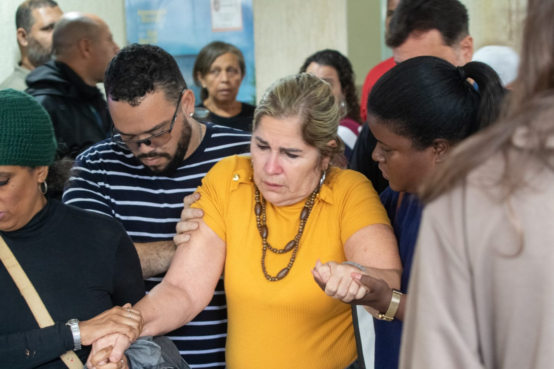 Tristeza e comoção marcam despedida das irmãs mortas em desabamento na Ilha - Érica Martin / Agência O Dia