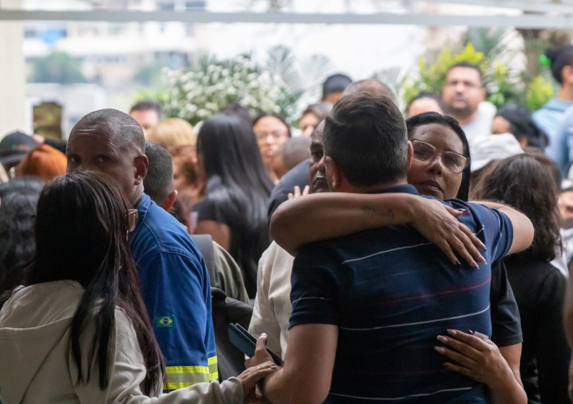Tristeza e como&ccedil;&atilde;o marcam despedida das irm&atilde;s mortas em desabamento na Ilha - &Eacute;rica Martin / Ag&ecirc;ncia O Dia