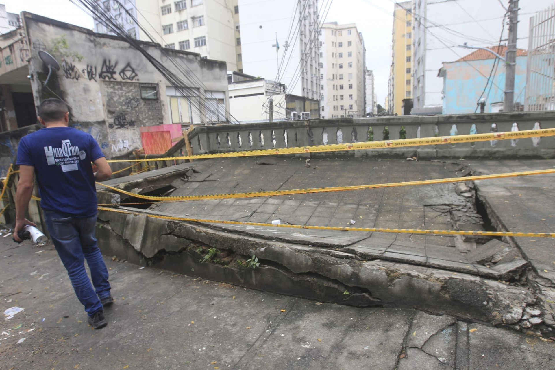 Parte da escadaria desabou e foi interditada pela Defesa Civil de Niterói
 - Reginaldo Pimenta / Agência O Dia