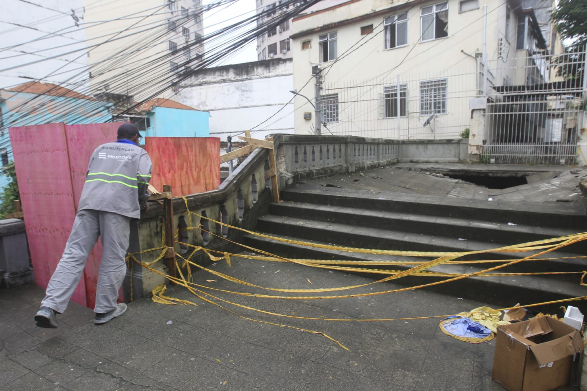Parte da escadaria desabou e foi interditada pela Defesa Civil de Niterói
 - Reginaldo Pimenta / Agência O Dia