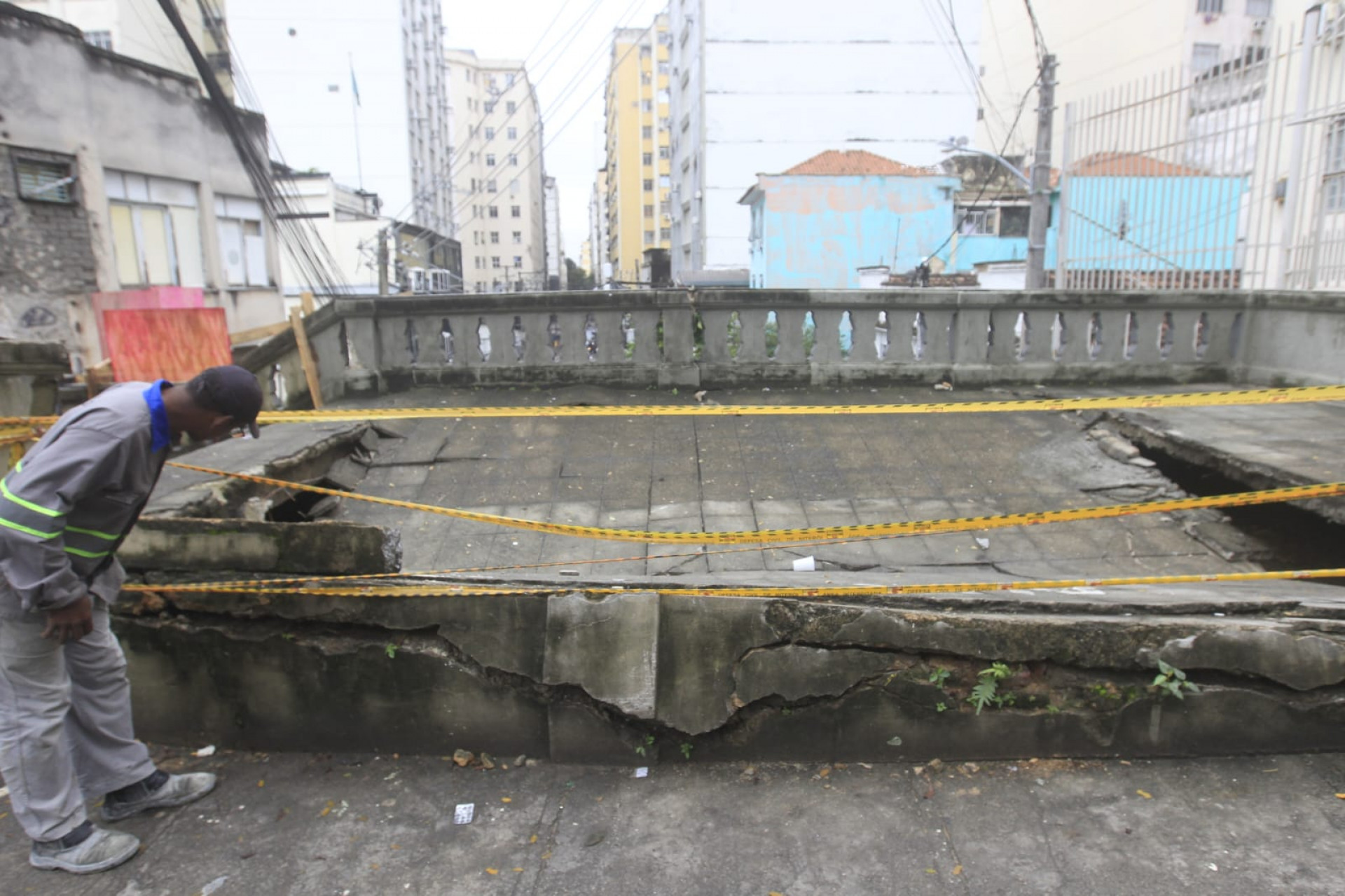 Parte da escadaria desabou e foi interditada pela Defesa Civil de Niterói
 - Reginaldo Pimenta / Agência O Dia