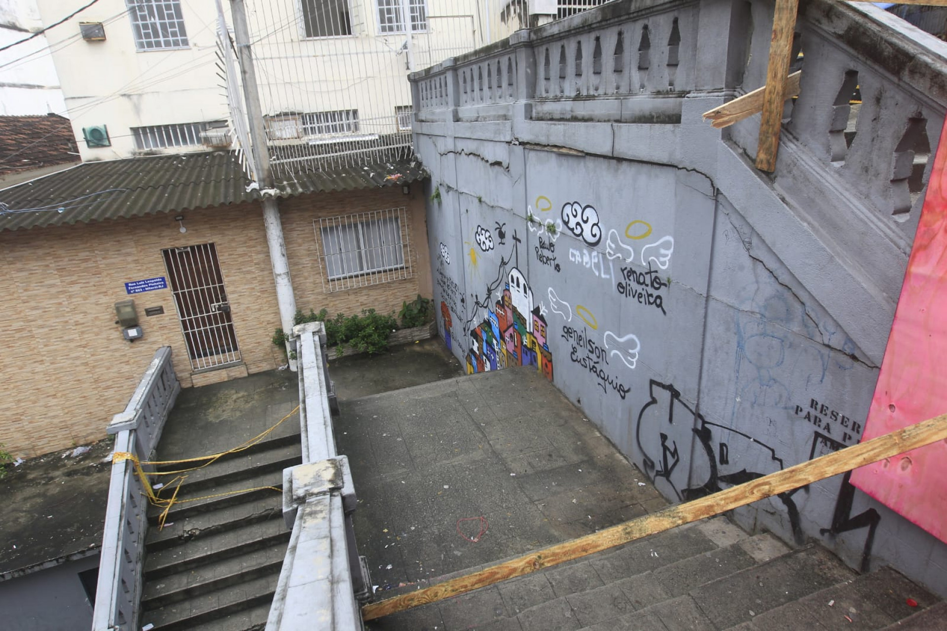 Parte da escadaria desabou e foi interditada pela Defesa Civil de Niterói
 - Reginaldo Pimenta / Agência O Dia