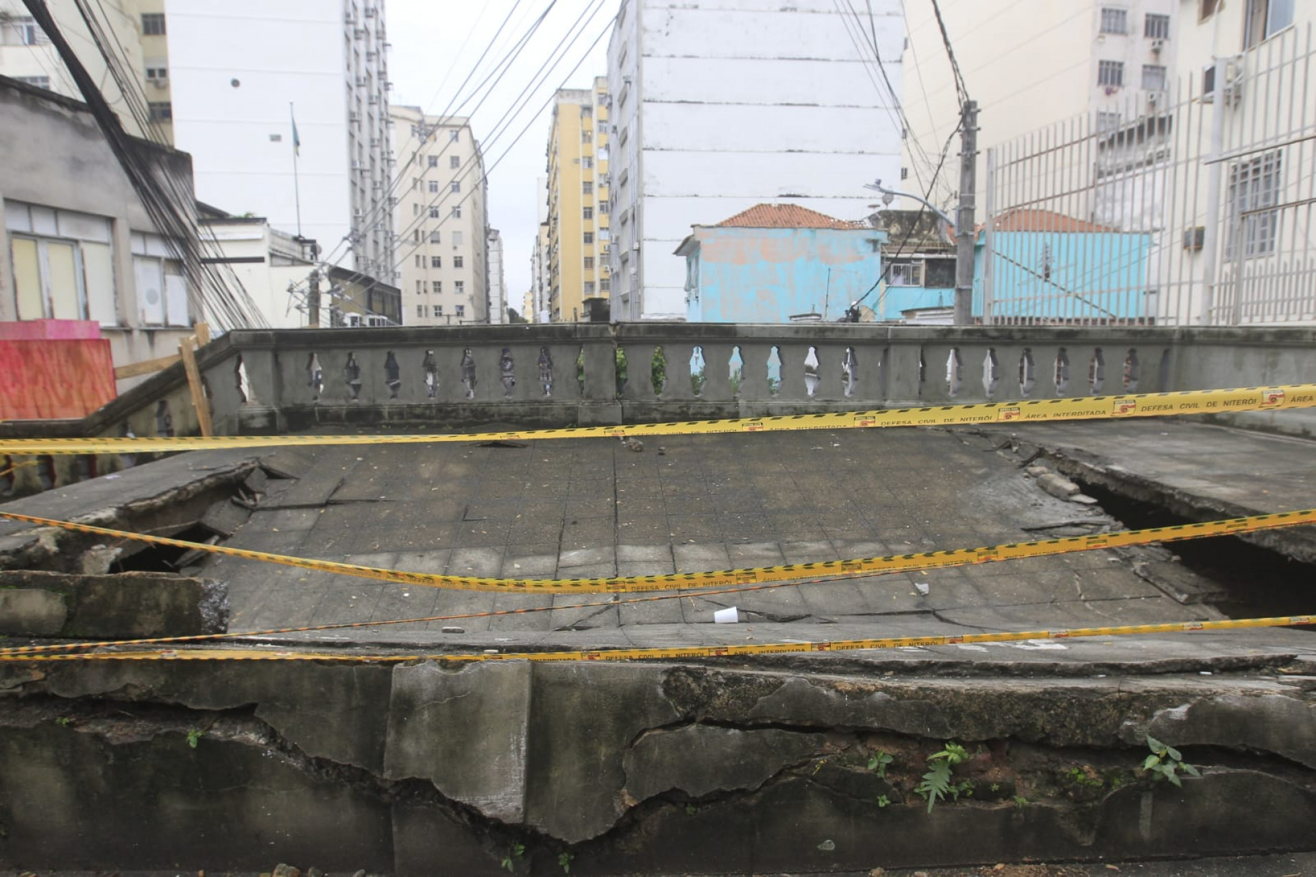 Parte da escadaria desabou e foi interditada pela Defesa Civil de Niterói
 - Reginaldo Pimenta / Agência O Dia
