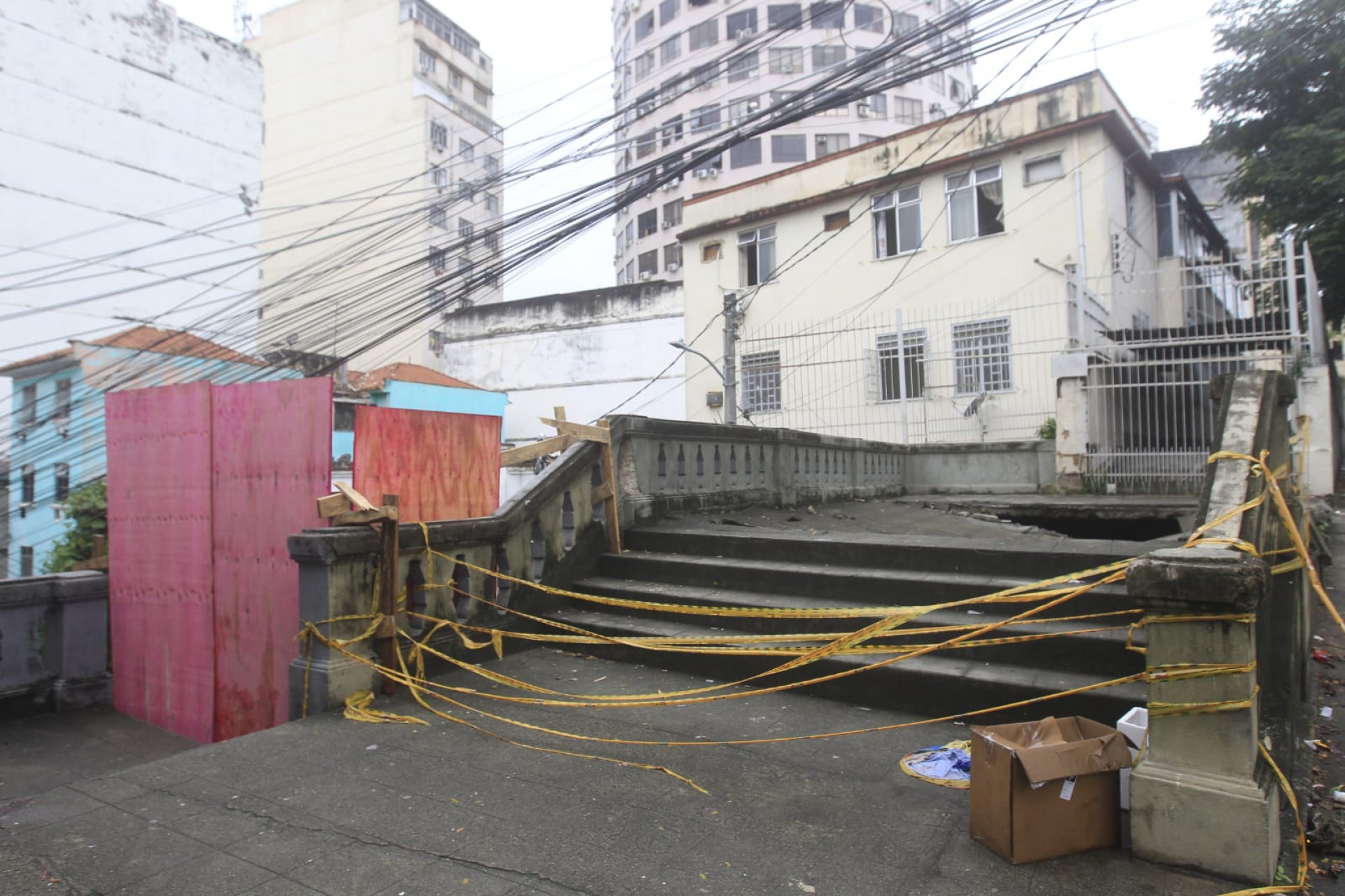 Parte da escadaria desabou e foi interditada pela Defesa Civil de Niterói
 - Reginaldo Pimenta / Agência O Dia