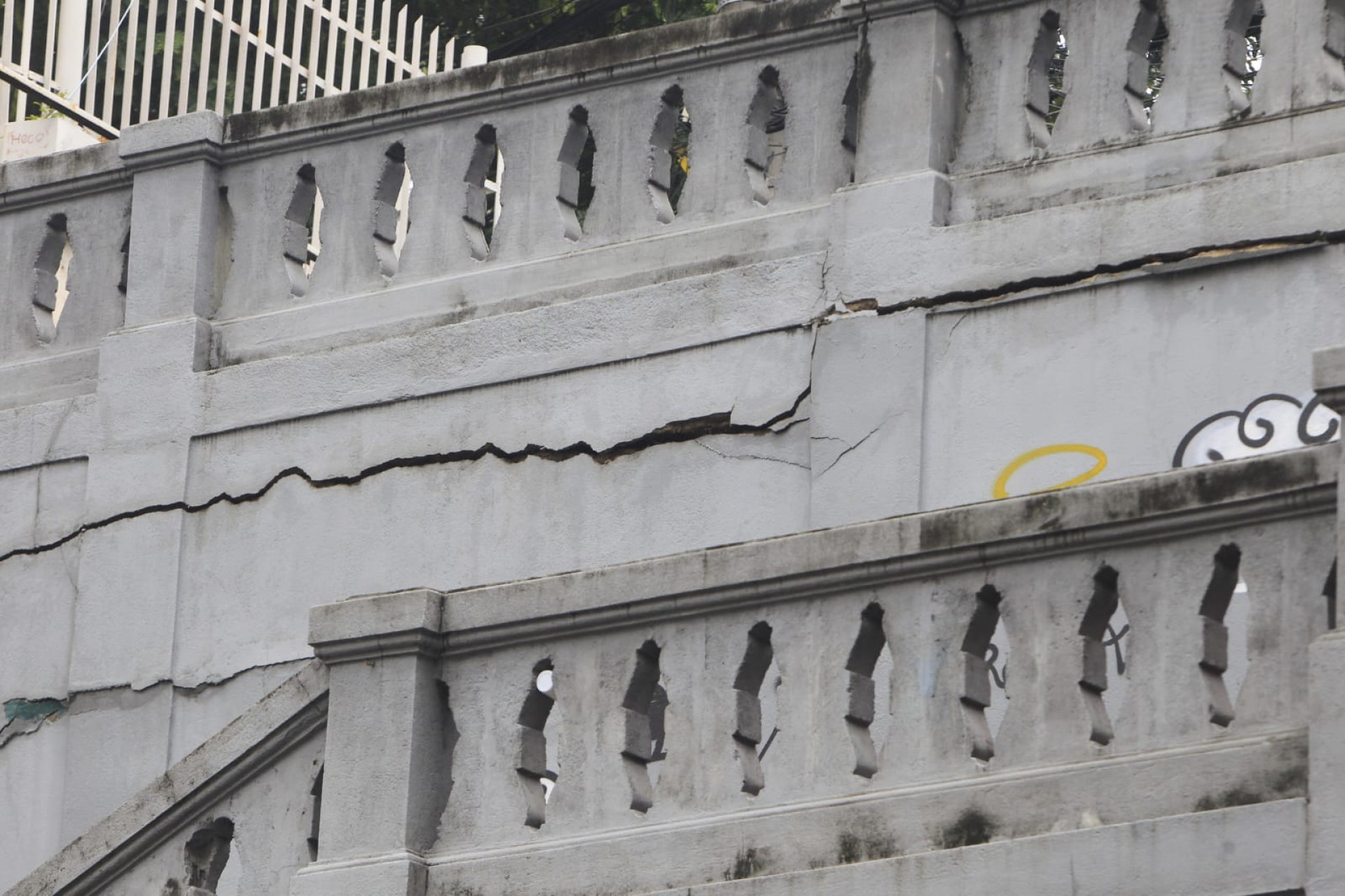 Parte da escadaria desabou e foi interditada pela Defesa Civil de Niterói
 - Reginaldo Pimenta / Agência O Dia
