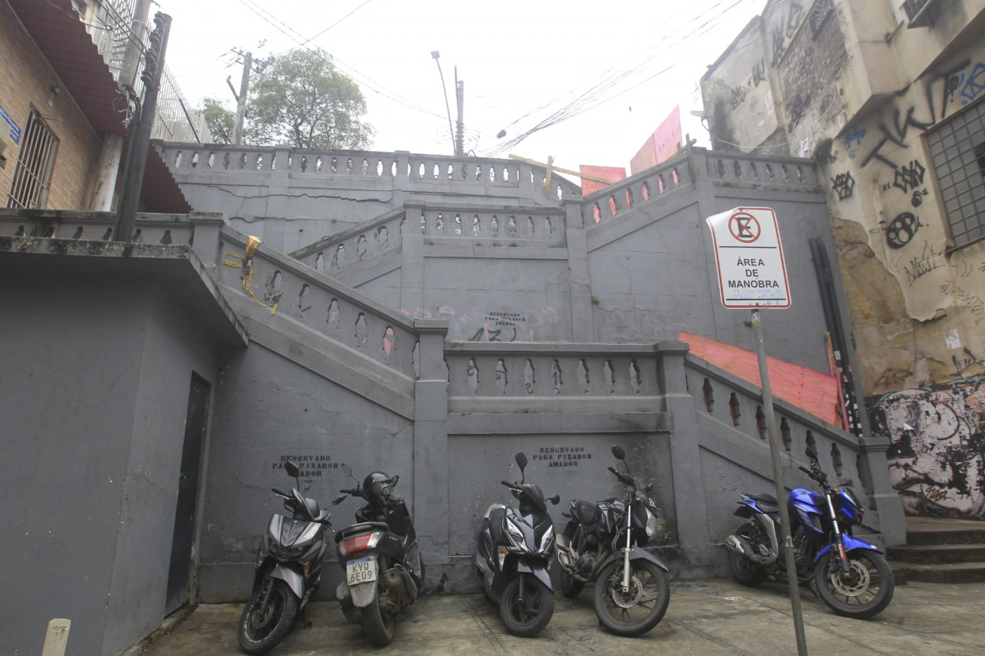 Parte da escadaria desabou e foi interditada pela Defesa Civil de Niterói
 - Reginaldo Pimenta / Agência O Dia
