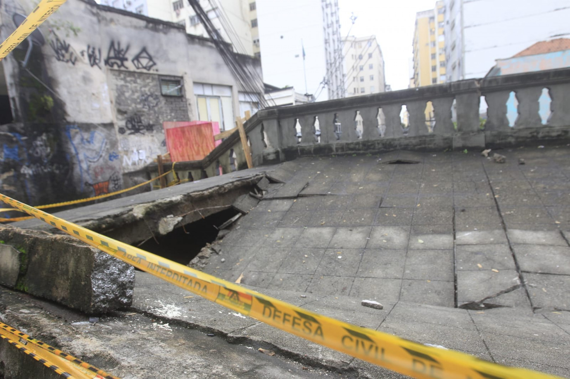Parte da escadaria desabou e foi interditada pela Defesa Civil de Niterói
 - Reginaldo Pimenta / Agência O Dia