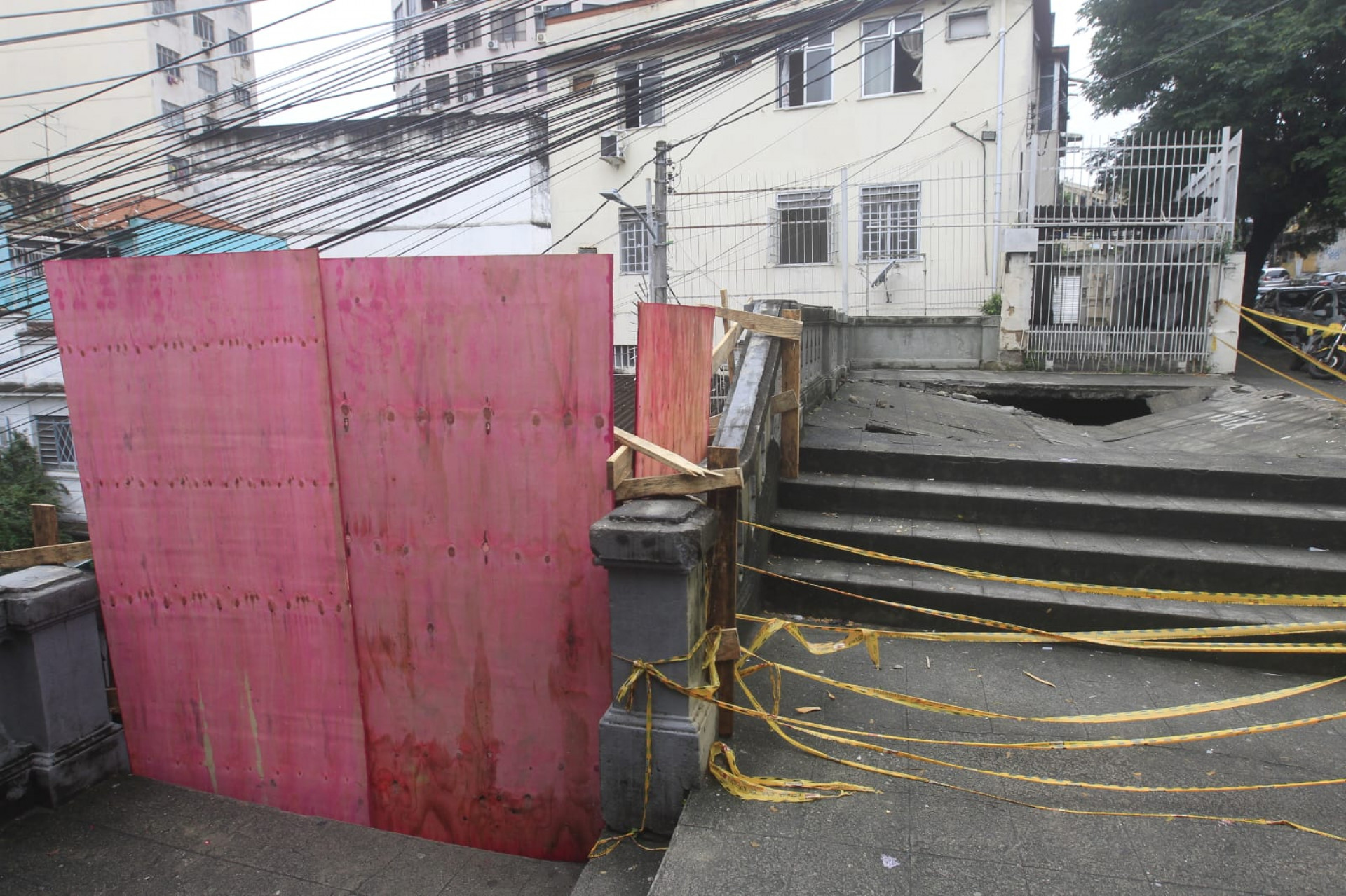 Parte da escadaria desabou e foi interditada pela Defesa Civil de Niterói
 - Reginaldo Pimenta / Agência O Dia