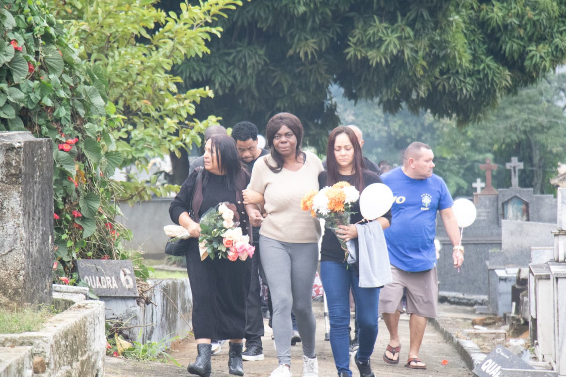Renata Aleixo, m&atilde;e das meninas, foi consolada por amigos e familiares - &Eacute;rica Martin / Ag&ecirc;ncia O Dia