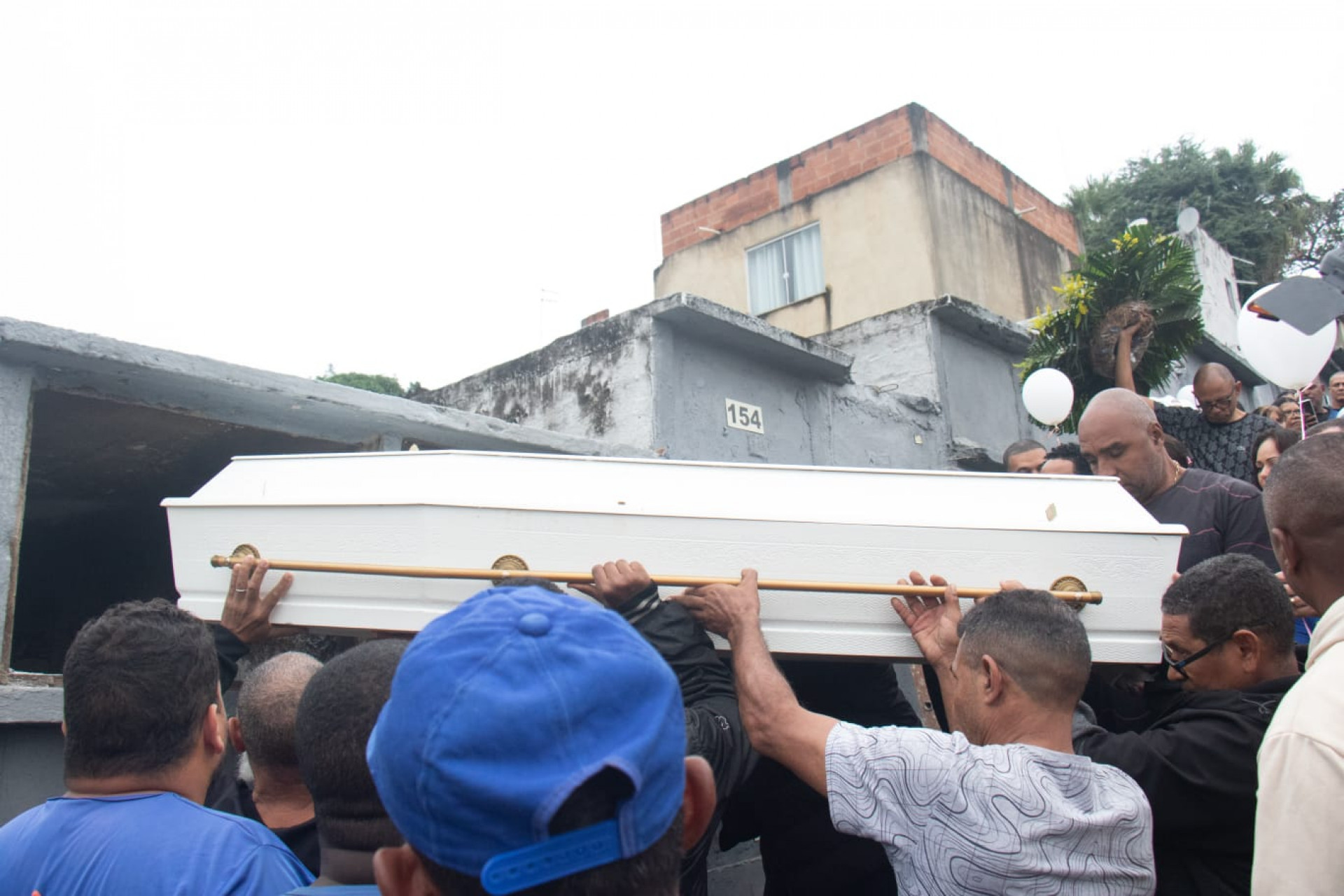 Meninas mortas em desabamento são sepultadas sob forte emoção - Érica Martin / Agência O Dia