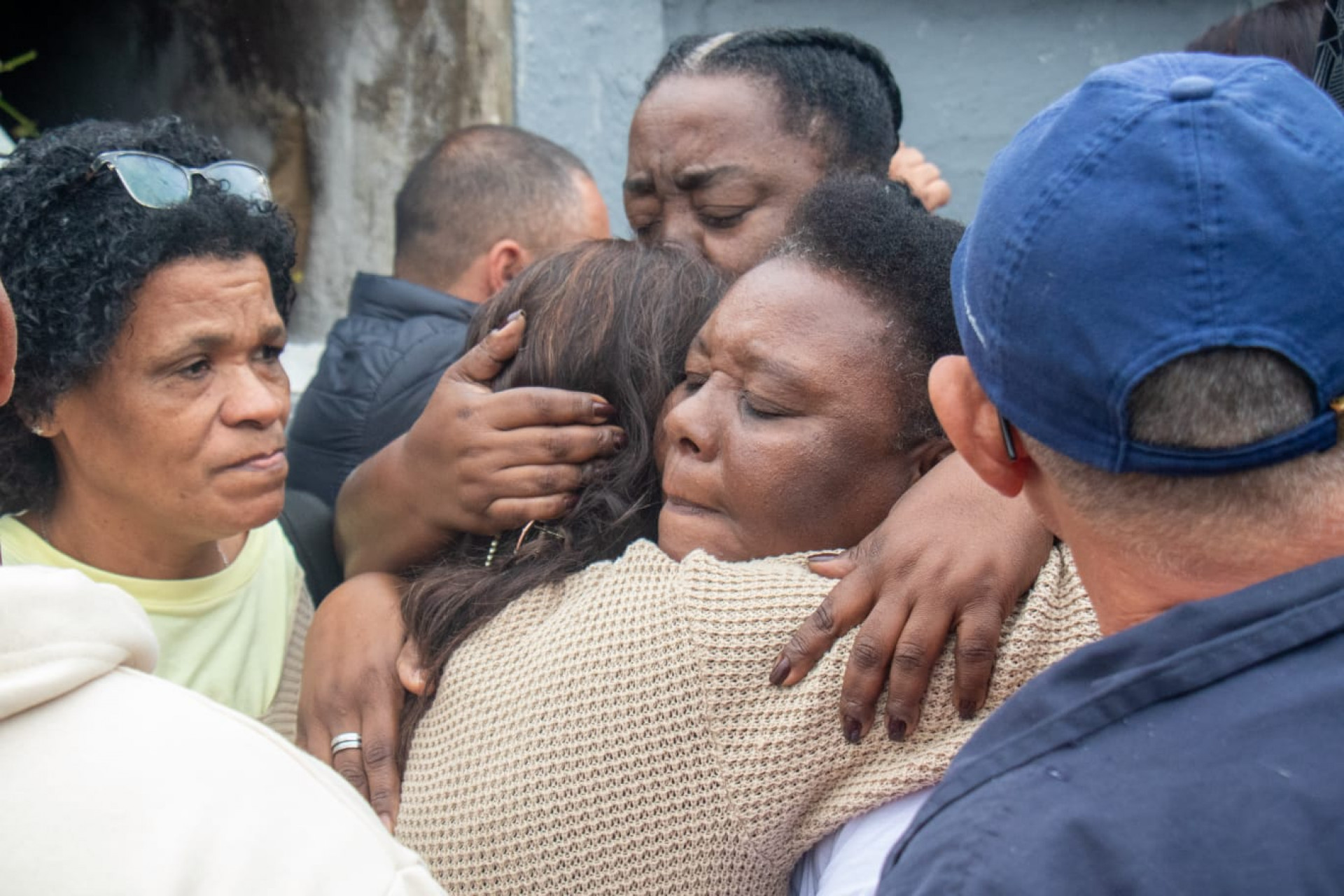 Renata Aleixo, m&atilde;e das meninas, foi consolada por amigos e familiares - &Eacute;rica Martin / Ag&ecirc;ncia O Dia
