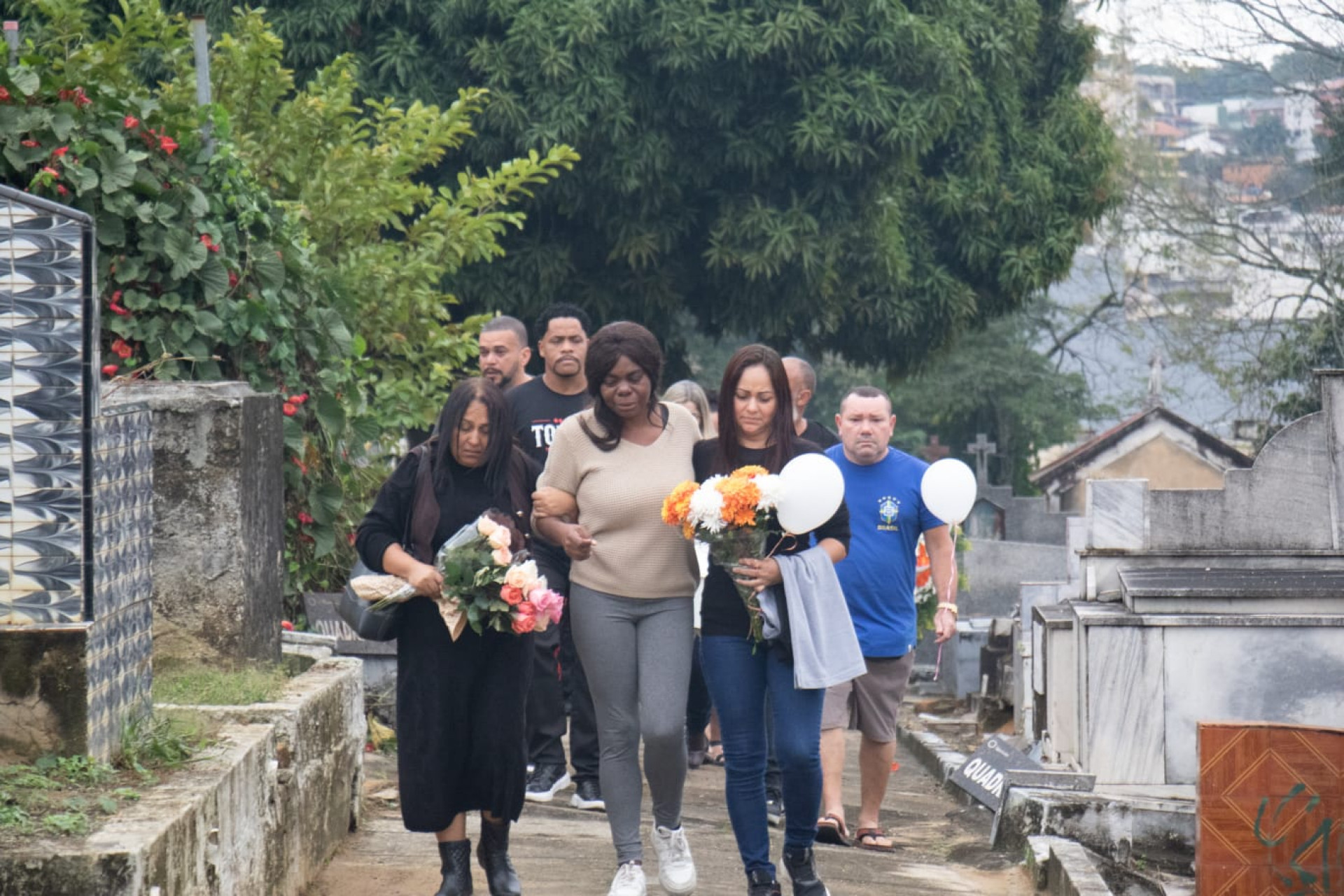 Meninas mortas em desabamento são sepultadas sob forte emoção - Érica Martin / Agência O Dia