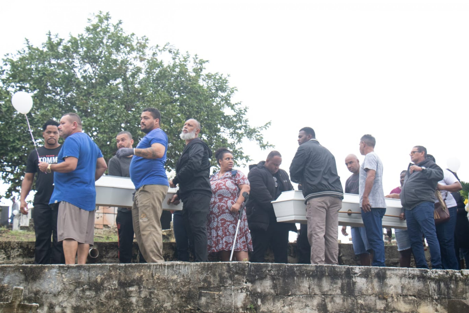 Meninas mortas em desabamento são sepultadas sob forte emoção - Érica Martin / Agência O Dia