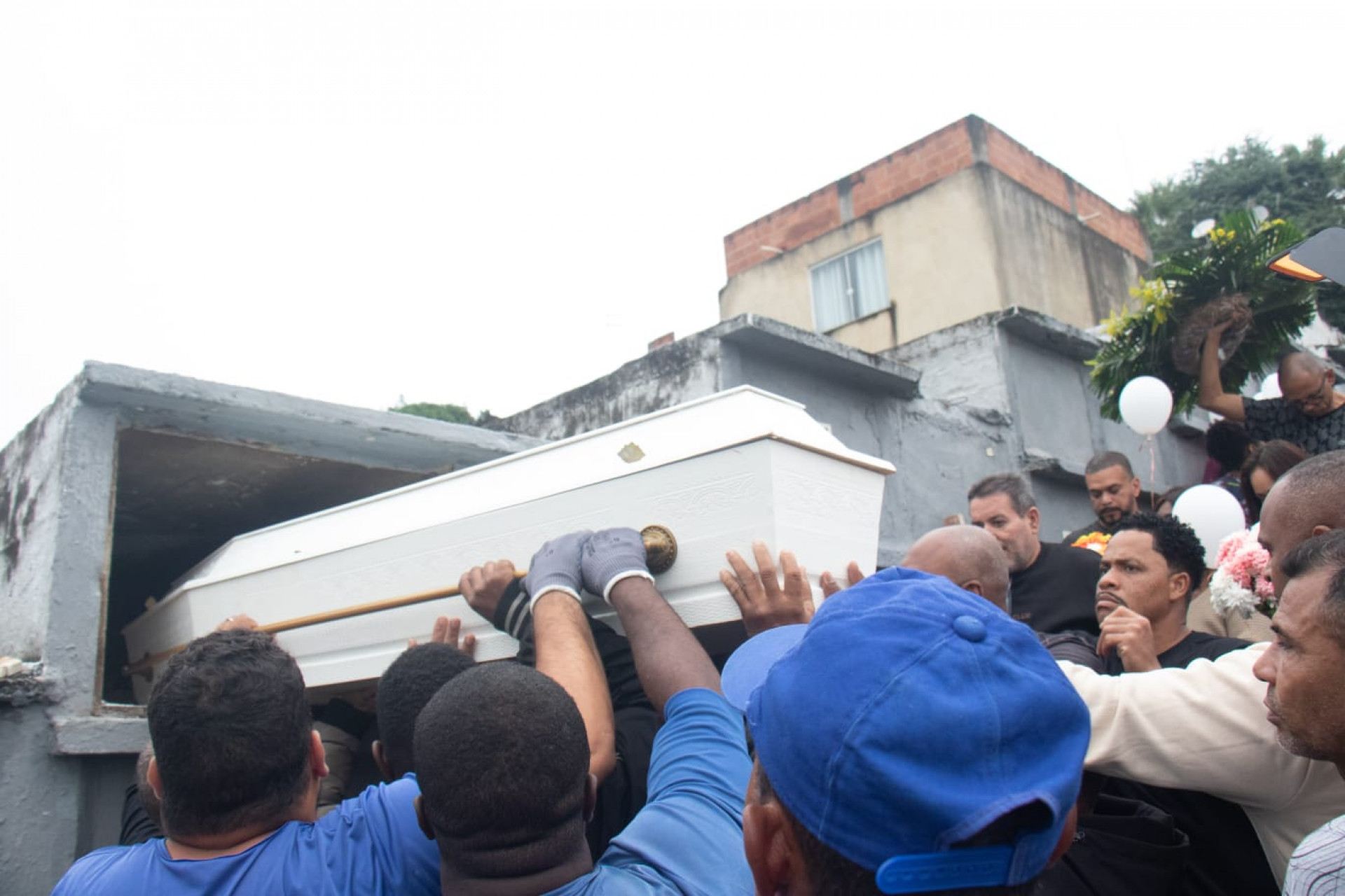 Meninas mortas em desabamento são sepultadas sob forte emoção - Érica Martin / Agência O Dia