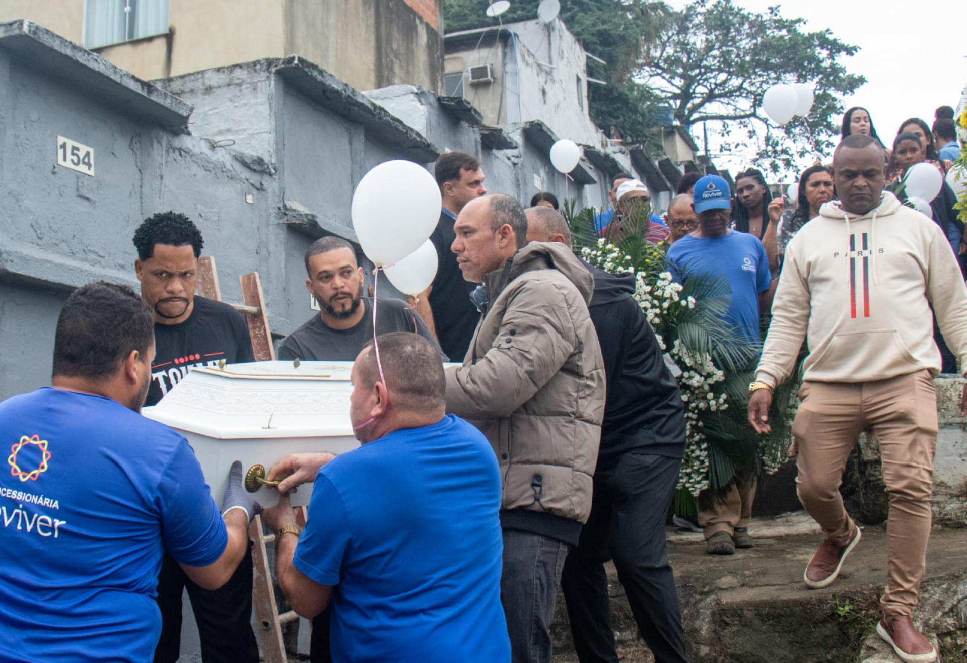 Meninas mortas em desabamento são sepultadas sob forte emoção - Érica Martin / Agência O Dia