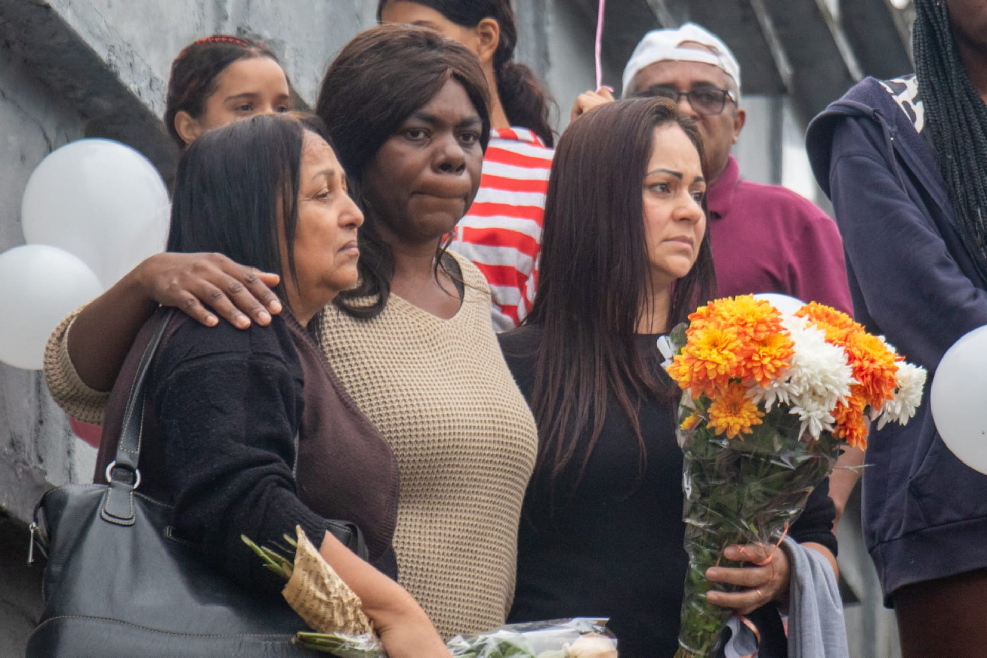 Renata Aleixo, m&atilde;e das meninas, foi consolada por amigos e familiares - &Eacute;rica Martin / Ag&ecirc;ncia O Dia