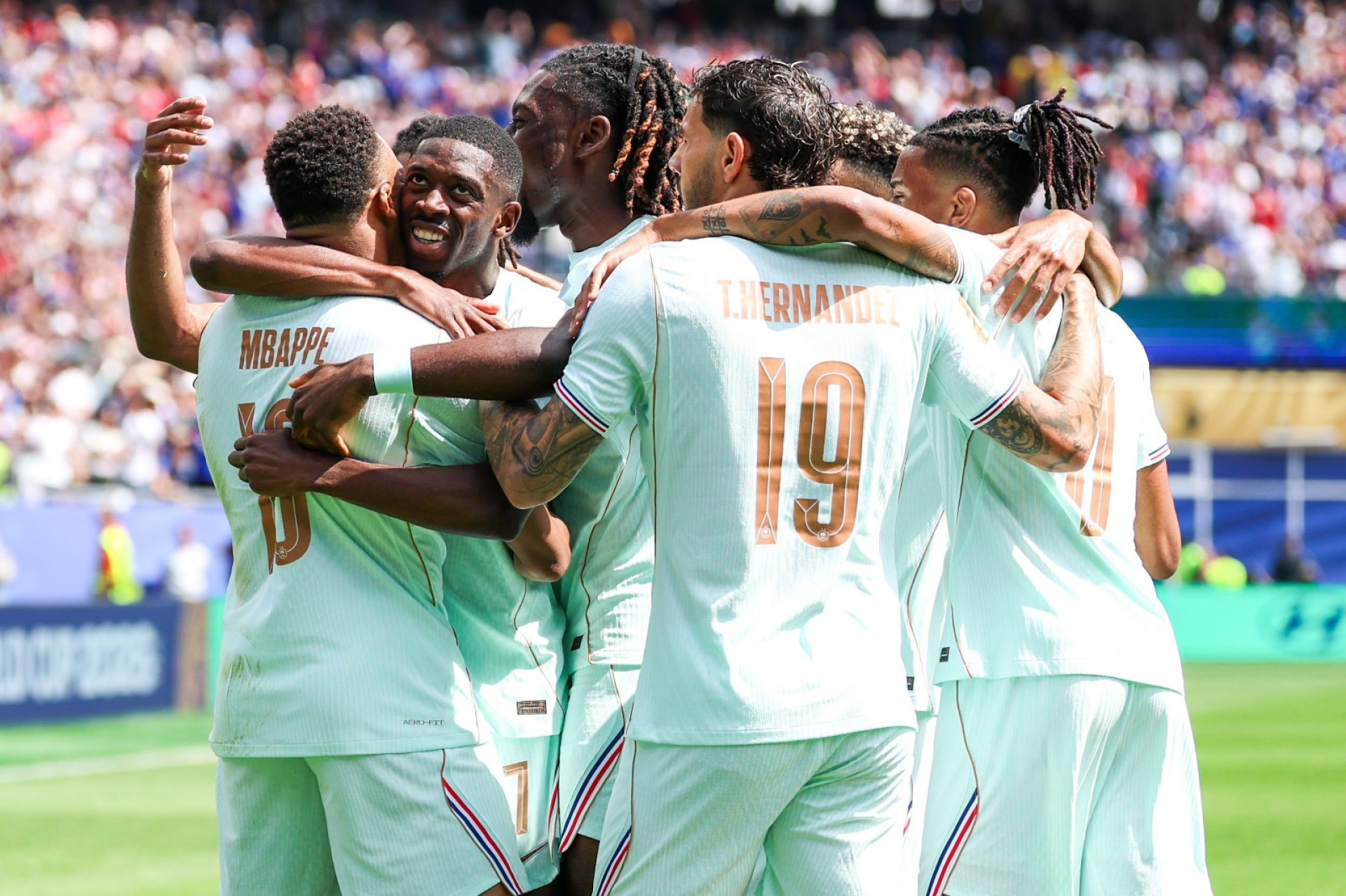 Jogadores da França comemoral gol nesta sexta-feira (26) - William Volcov / Parceiro / Agência O Dia