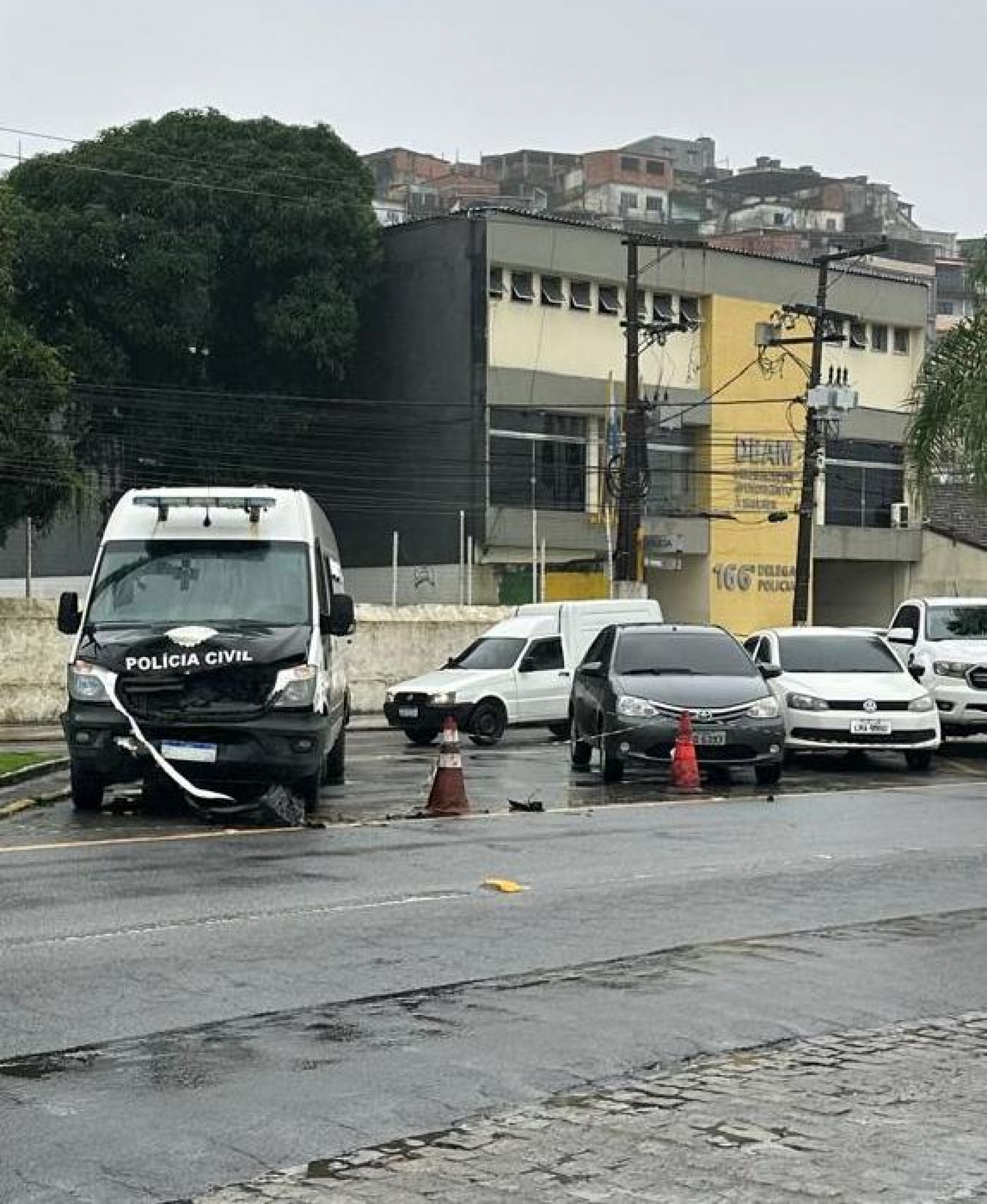Motorista bêbado no volante atinge viatura estacionada em frente a delegacia