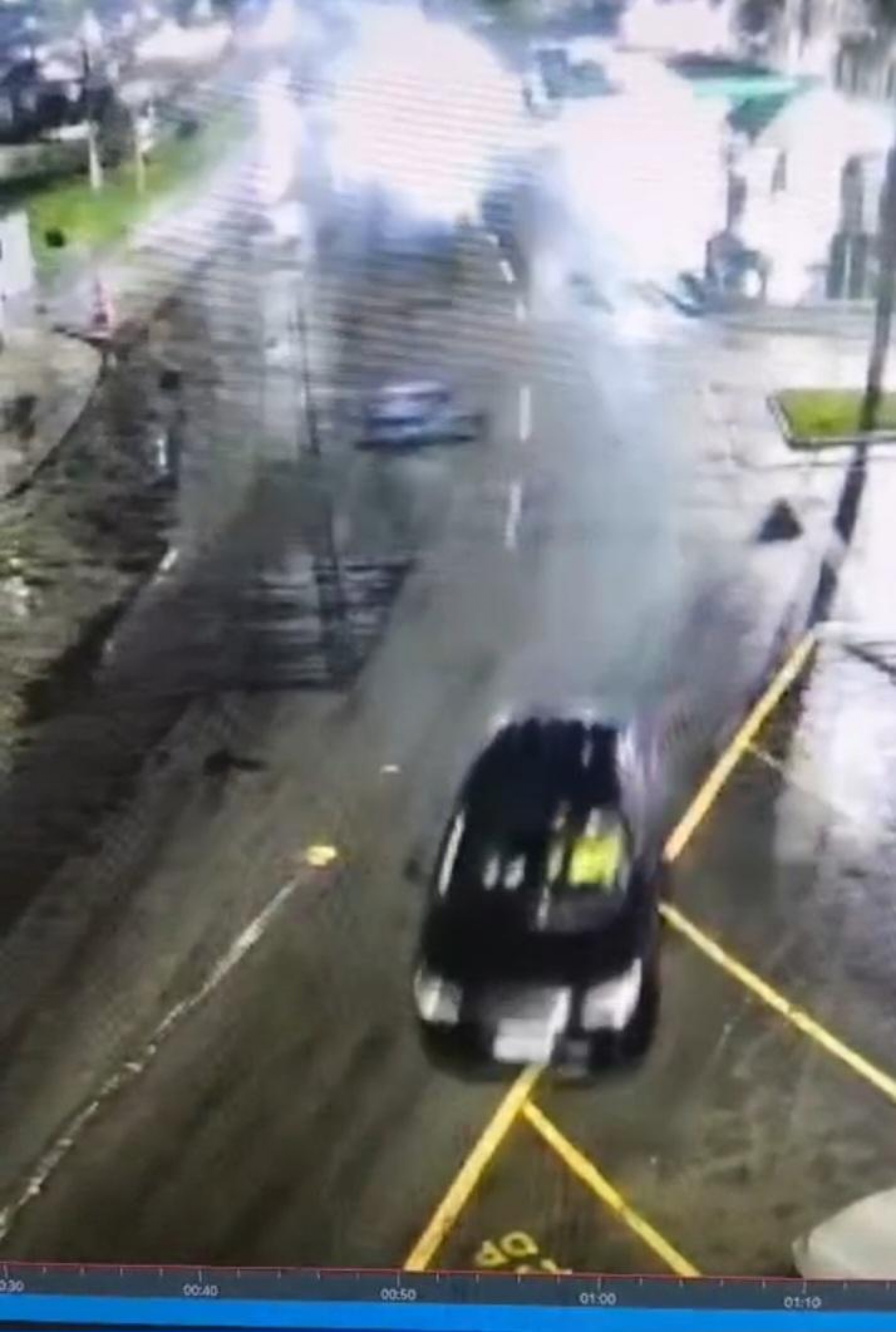 Imagem mostra o veículo saindo da pista, indo em direção a viatura que estava no estacionamento