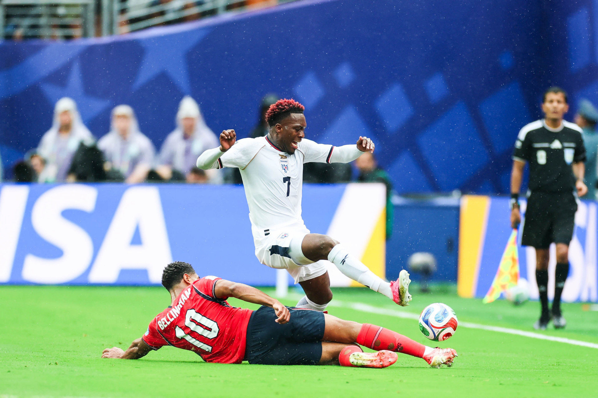Jude Bellingham, jogador da Inglaterra, e Jose Luis Rodriguez, jogador do Panamá, durante a partida entre Panamá x Inglaterra, válida pela terceira rodada do Grupo L da fase de grupos da Copa do Mundo FIFA de 2026, no Estádio Nova York-Nova Jersey, em East Rutherford, Estados Unidos, neste sábado (27). - William Volcov/Parceiro/Agência O Dia