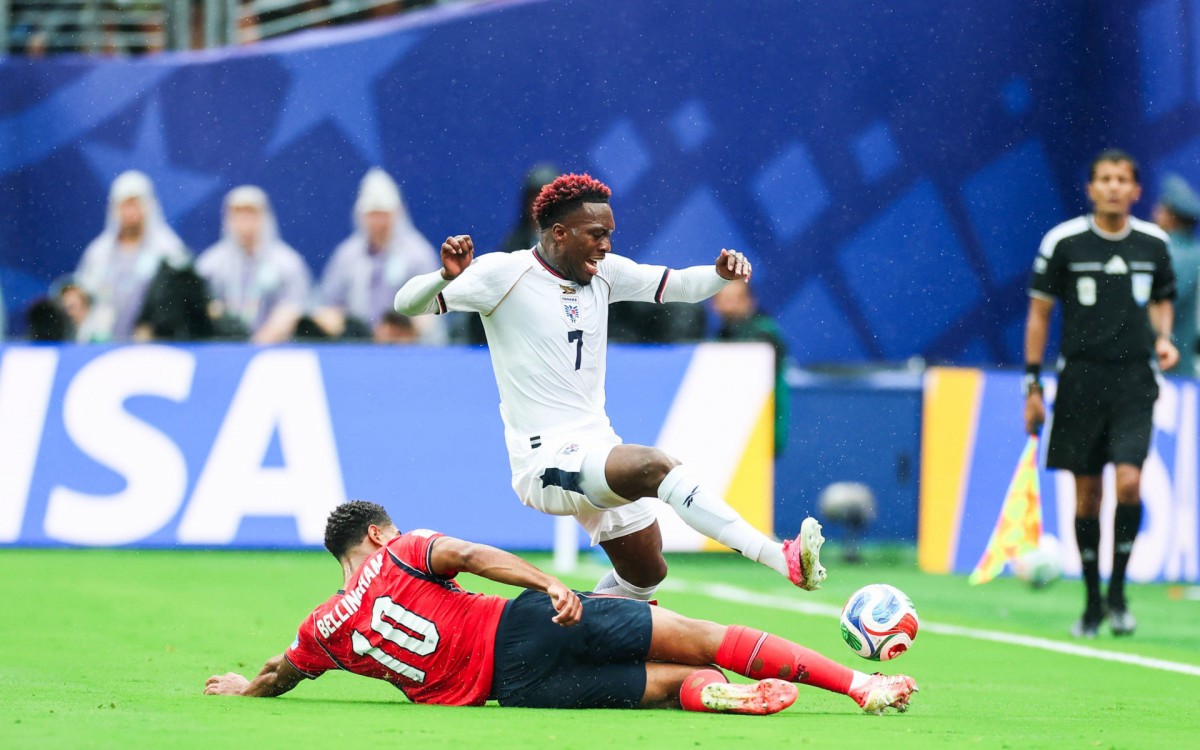 Jude Bellingham, jogador da Inglaterra, e Jose Luis Rodriguez, jogador do Panamá, durante a partida entre Panamá x Inglaterra, válida pela terceira rodada do Grupo L da fase de grupos da Copa do Mundo FIFA de 2026, no Estádio Nova York-Nova Jersey, em East Rutherford, Estados Unidos, neste sábado (27).