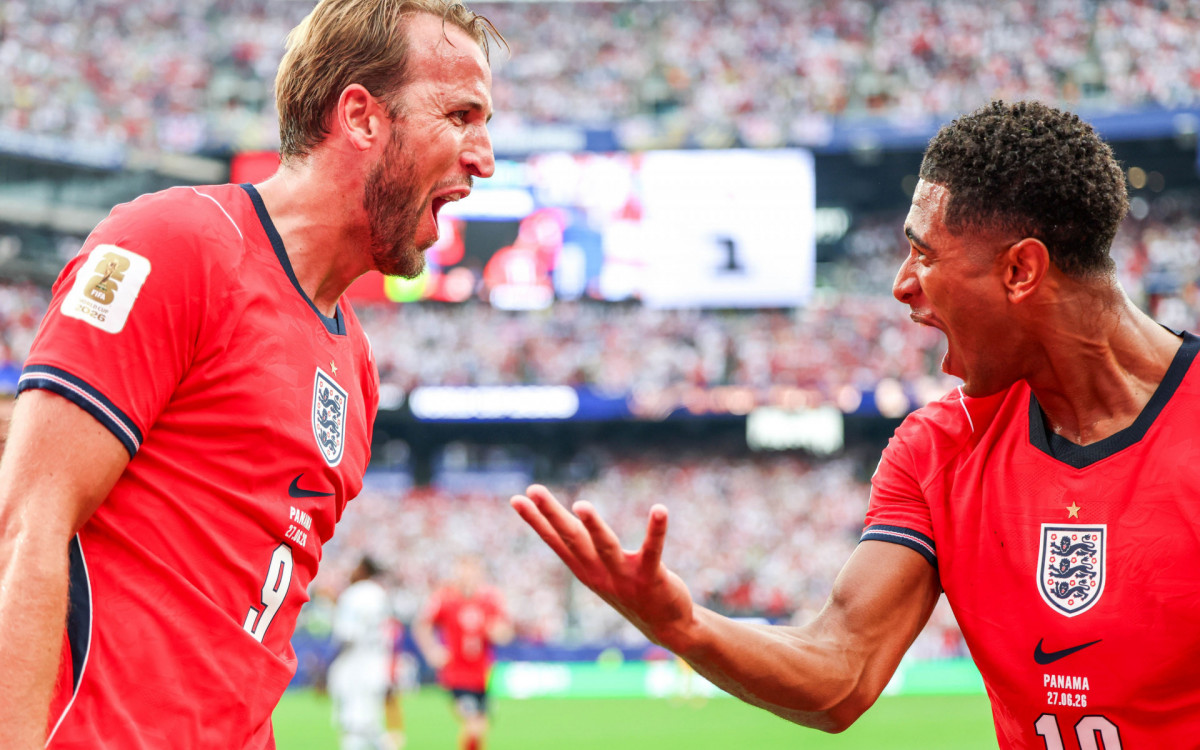 Harry Kane, jogador da Inglaterra, comemora seu gol com Jude Bellingham durante a partida entre Panamá x Inglaterra, válida pela terceira rodada do Grupo L da fase de grupos da Copa do Mundo FIFA de 2026, no Estádio Nova York-Nova Jersey, em East Rutherford, Estados Unidos, neste sábado (27).