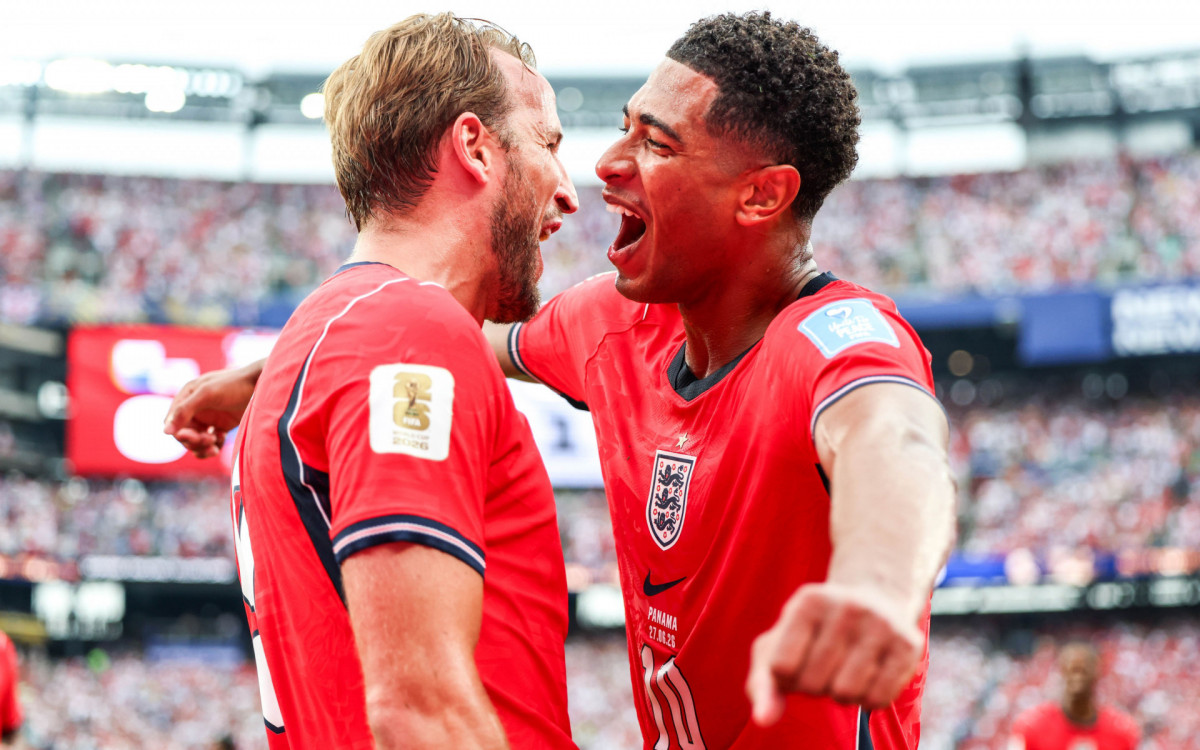 Harry Kane, jogador da Inglaterra, comemora seu gol com Jude Bellingham durante a partida entre Panamá x Inglaterra, válida pela terceira rodada do Grupo L da fase de grupos da Copa do Mundo FIFA de 2026, no Estádio Nova York-Nova Jersey, em East Rutherford, Estados Unidos, neste sábado (27).