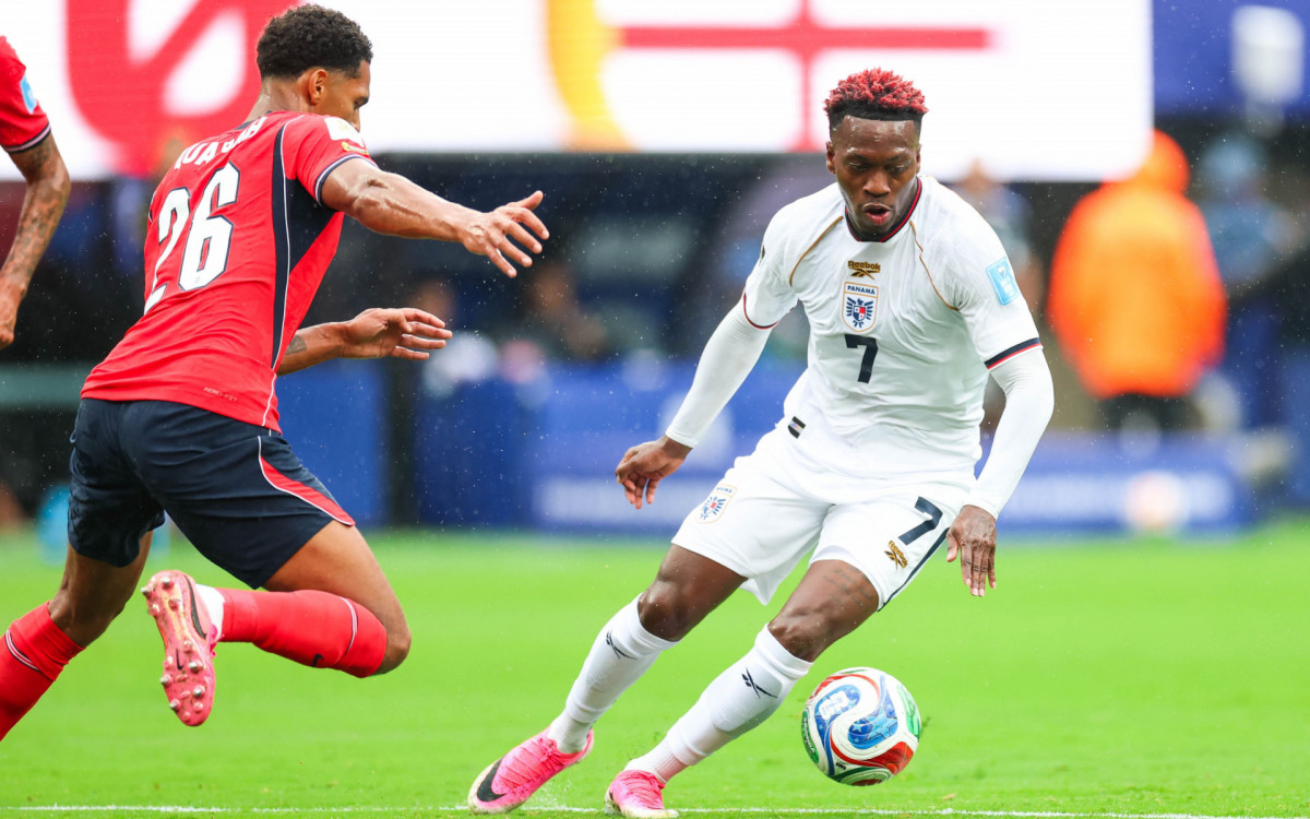 Jarell Quansah, jogador da Inglaterra, e Jose Luis Rodriguez, jogador do Panamá, durante a partida entre Panamá x Inglaterra, válida pela terceira rodada do Grupo L da fase de grupos da Copa do Mundo FIFA de 2026, no Estádio Nova York-Nova Jersey, em East Rutherford, Estados Unidos, neste sábado (27).