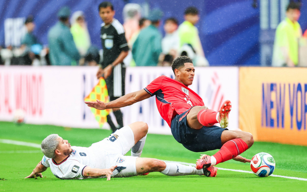 Jude Bellingham, jogador da Inglaterra, e Cristian Martinez, jogador do Panamá, durante a partida entre Panamá x Inglaterra, válida pela terceira rodada do Grupo L da fase de grupos da Copa do Mundo FIFA de 2026, no Estádio Nova York-Nova Jersey, em East Rutherford, Estados Unidos, neste sábado (27).
