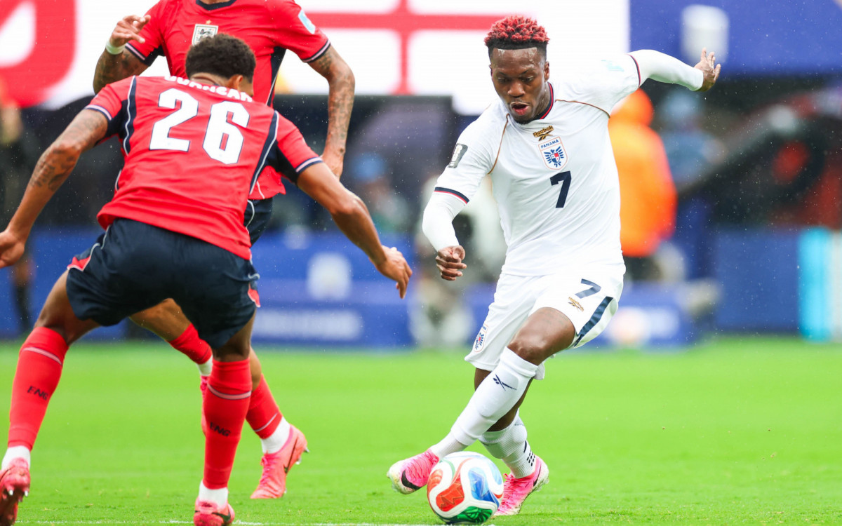 Jarell Quansah, jogador da Inglaterra, e Jose Luis Rodriguez, jogador do Panamá, durante a partida entre Panamá x Inglaterra, válida pela terceira rodada do Grupo L da fase de grupos da Copa do Mundo FIFA de 2026, no Estádio Nova York-Nova Jersey, em East Rutherford, Estados Unidos, neste sábado (27).