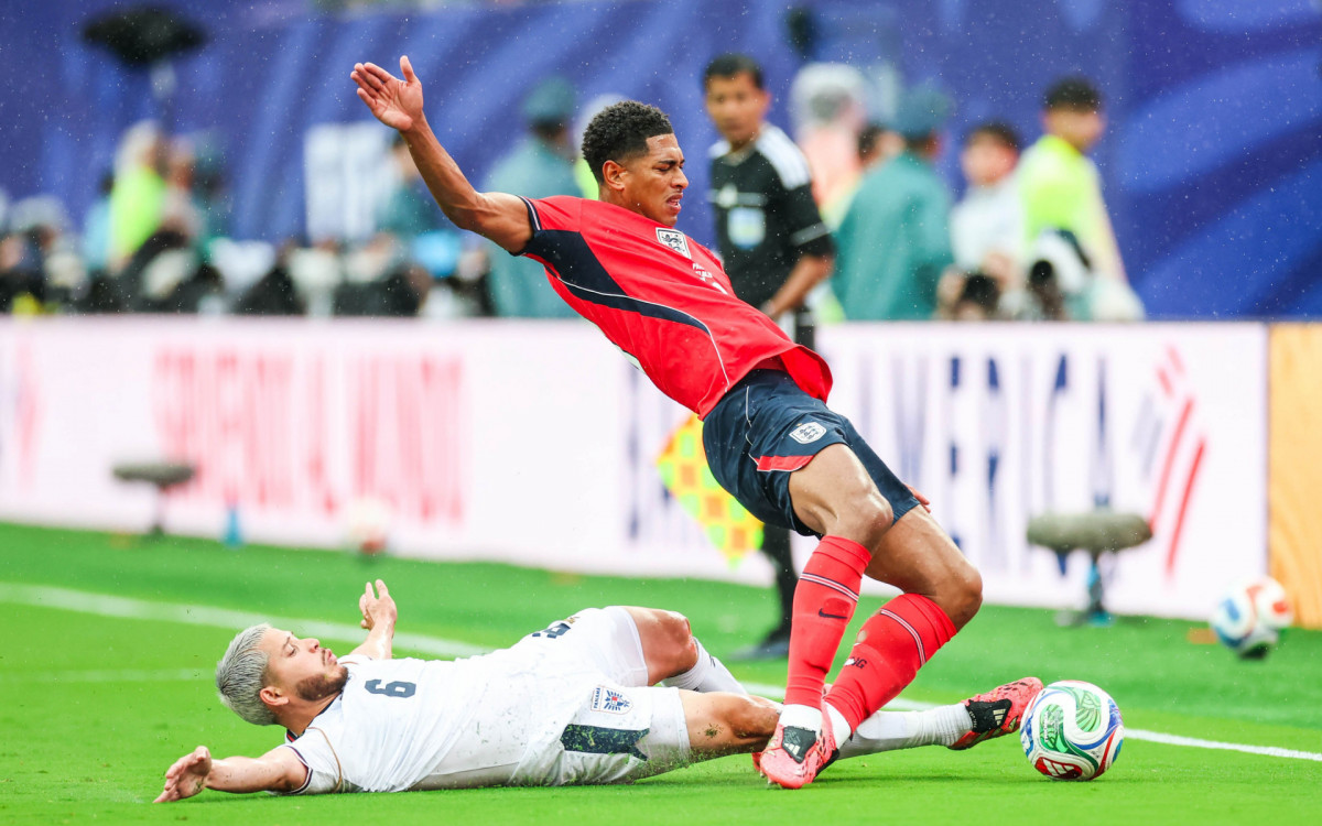 Jude Bellingham, jogador da Inglaterra, e Cristian Martinez, jogador do Panamá, durante a partida entre Panamá x Inglaterra, válida pela terceira rodada do Grupo L da fase de grupos da Copa do Mundo FIFA de 2026, no Estádio Nova York-Nova Jersey, em East Rutherford, Estados Unidos, neste sábado (27).