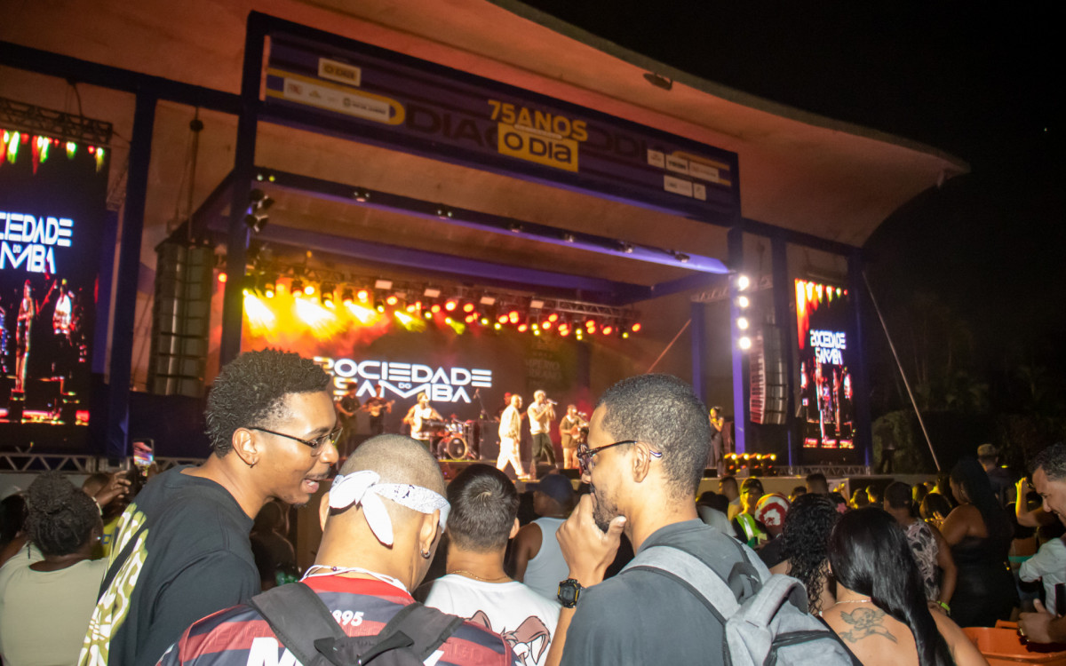 A comemora&ccedil;&atilde;o de 75 anos do Jornal O DIA ganhou ainda mais anima&ccedil;&atilde;o, na noite deste s&aacute;bado (27), com show do Sociedade do Samba, uma das atra&ccedil;&otilde;es do evento gratuito realizado no Parque Madureira, na Zona Norte.
