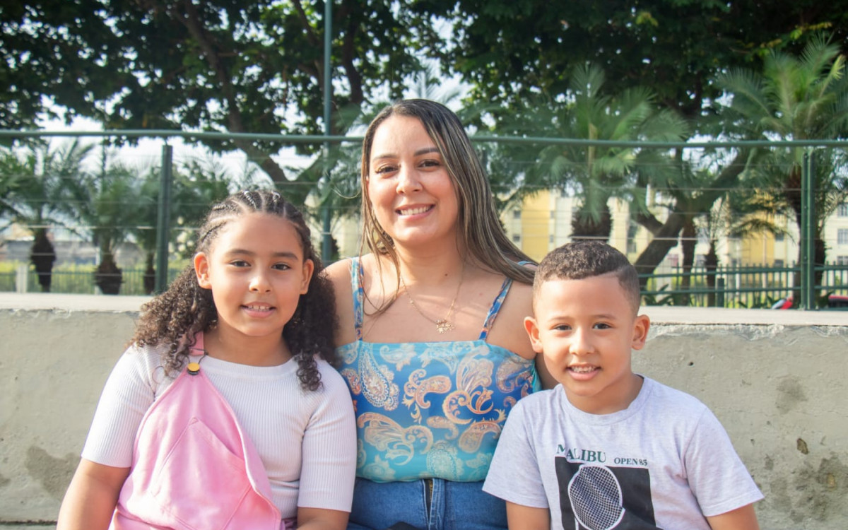 K&aacute;tia Ferreira levou os filhos Davi, de 5 anos, e Aylla, 7, a festa de anivers&aacute;rio do O DIA