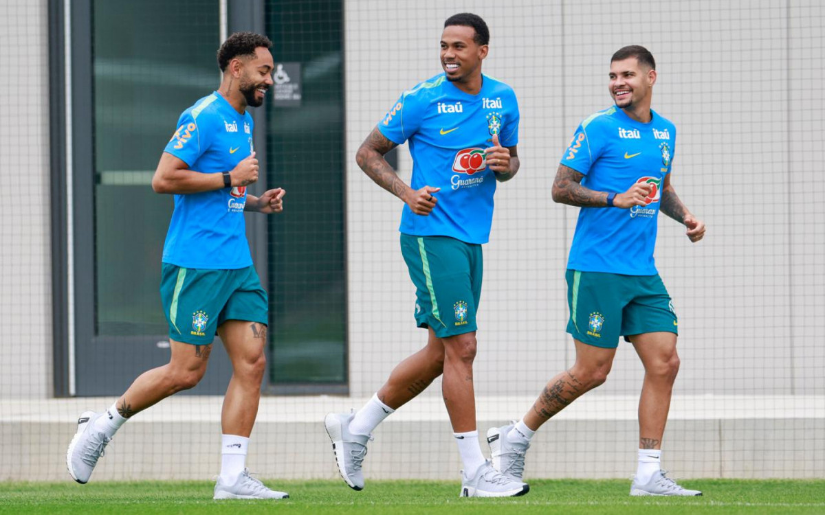 Bruno Guimarães (D) com Gabriel Magalhães e Matheus Cunha